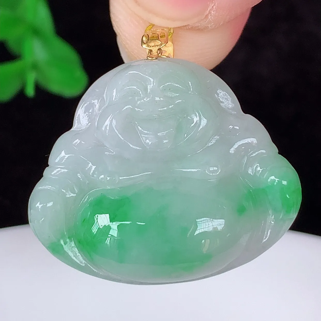 自然光实拍，18K金镶嵌冰糯种飘阳绿翡翠佛公吊坠，冰透饱满， 佛公亦保平安 寓意有福（佛公）相伴，品相佳，配戴优雅迷人！#35.20