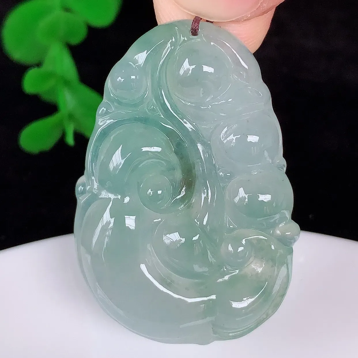 自然光实拍 冰种飘绿翡翠如意吊坠，翡翠如意，上身效果非常美，饱满大气，工艺美，万事如意，如意一生 #01.22