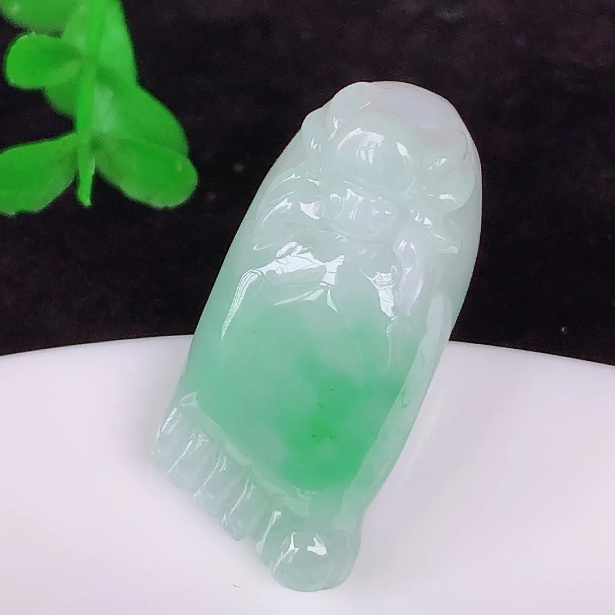 自然光实拍，冰润冰糯种飘绿翡翠知足常乐吊坠，种老水足，翠色灵动，寓意美好，佩戴时尚出众！#87.22