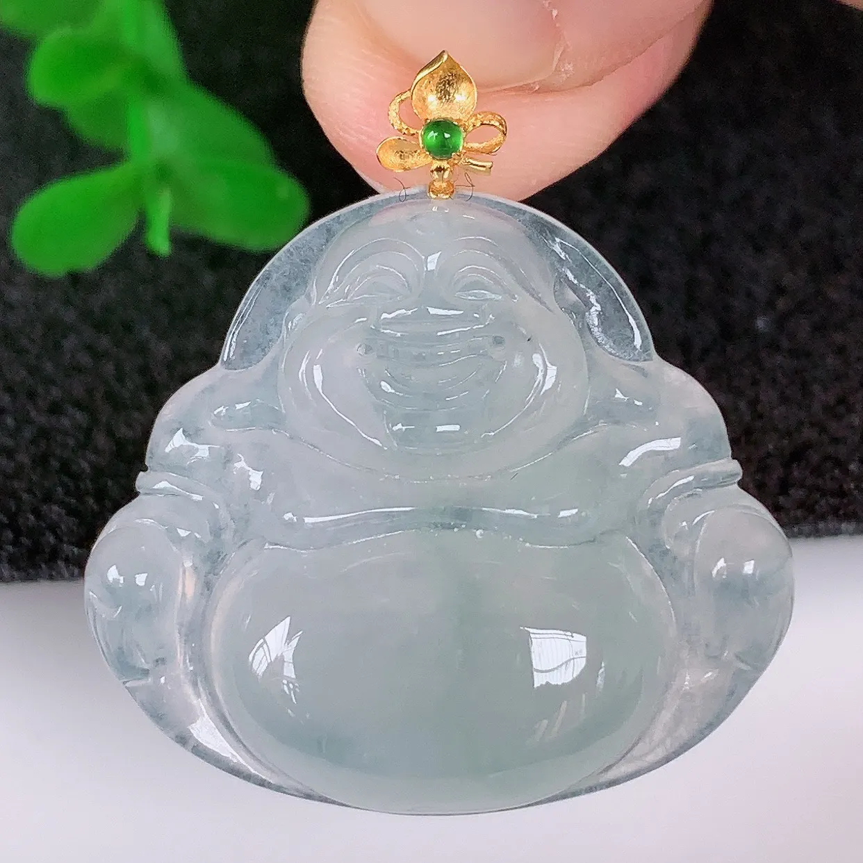 自然光实拍，18K金镶嵌冰种飘绿翡翠佛公吊坠，冰透饱满， 佛公亦保平安，寓意有福（佛公）相伴，品相佳，配戴优雅迷人！#49.22整体30*裸石24.5*28*6
