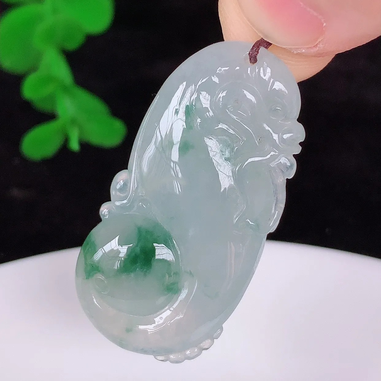 自然光实拍，冰种飘花翡翠精雕龙腾盛世、龙牌吊坠，种水好，雕工立体精致，佩戴霸气时尚！#87.22