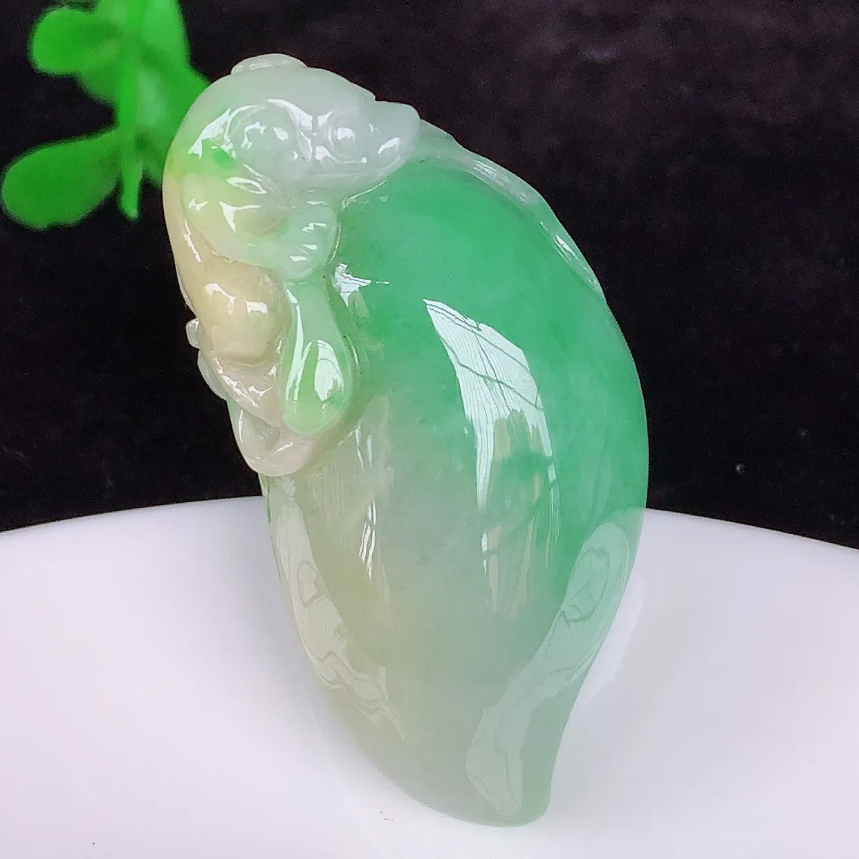 自然光实拍，冰润冰糯种双彩黄加绿翡翠招财福瓜吊坠，翡翠福瓜招财瓜，冰润且起胶感，佩戴效果优雅迷人！#87.22