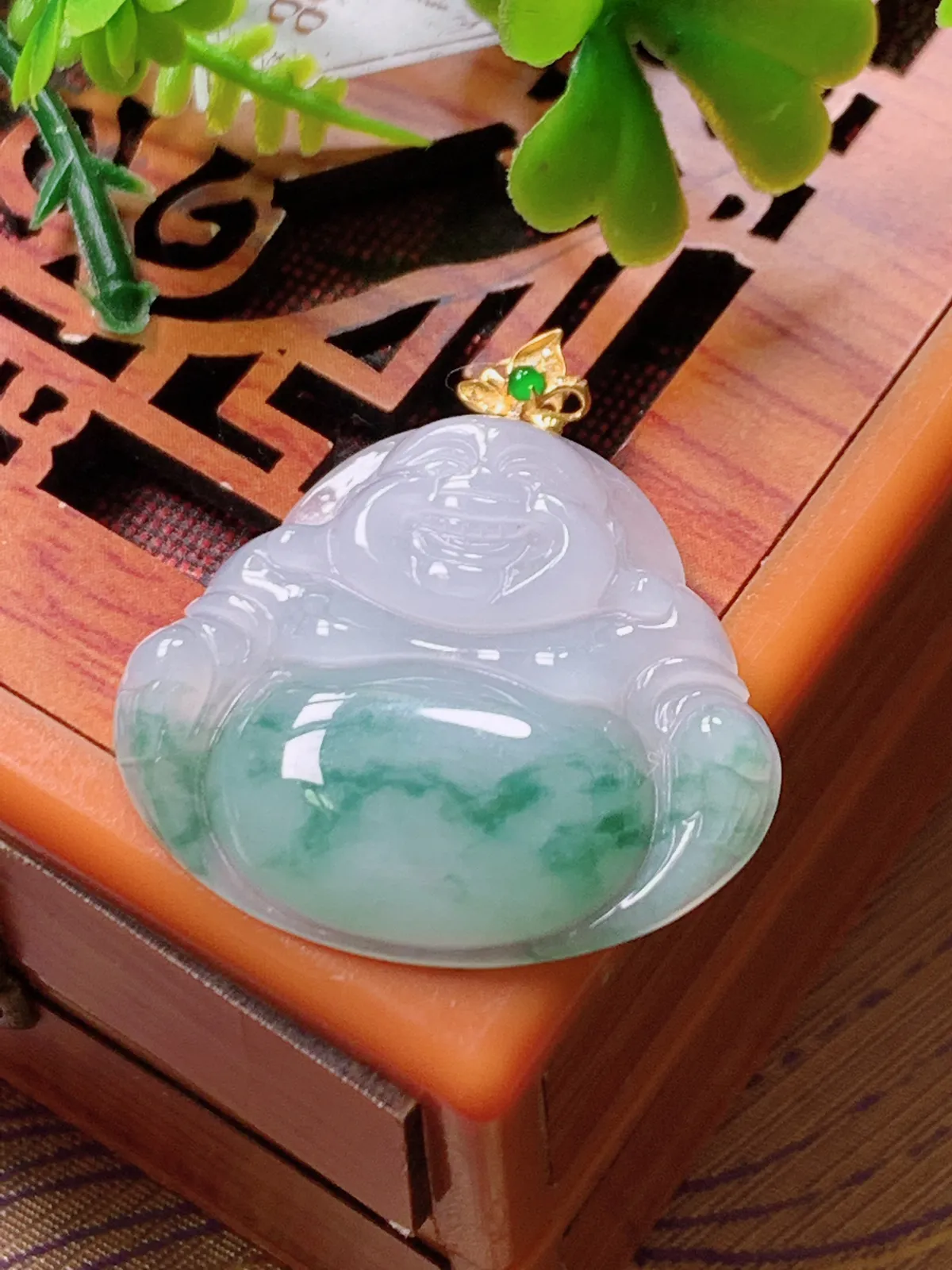 精品推荐，缅甸天然A货翡翠，18K金扣镶嵌冰种飘花佛公吊坠，种水好，颜色鲜艳，玉质水润细腻，工艺精湛，佩戴效果更佳。