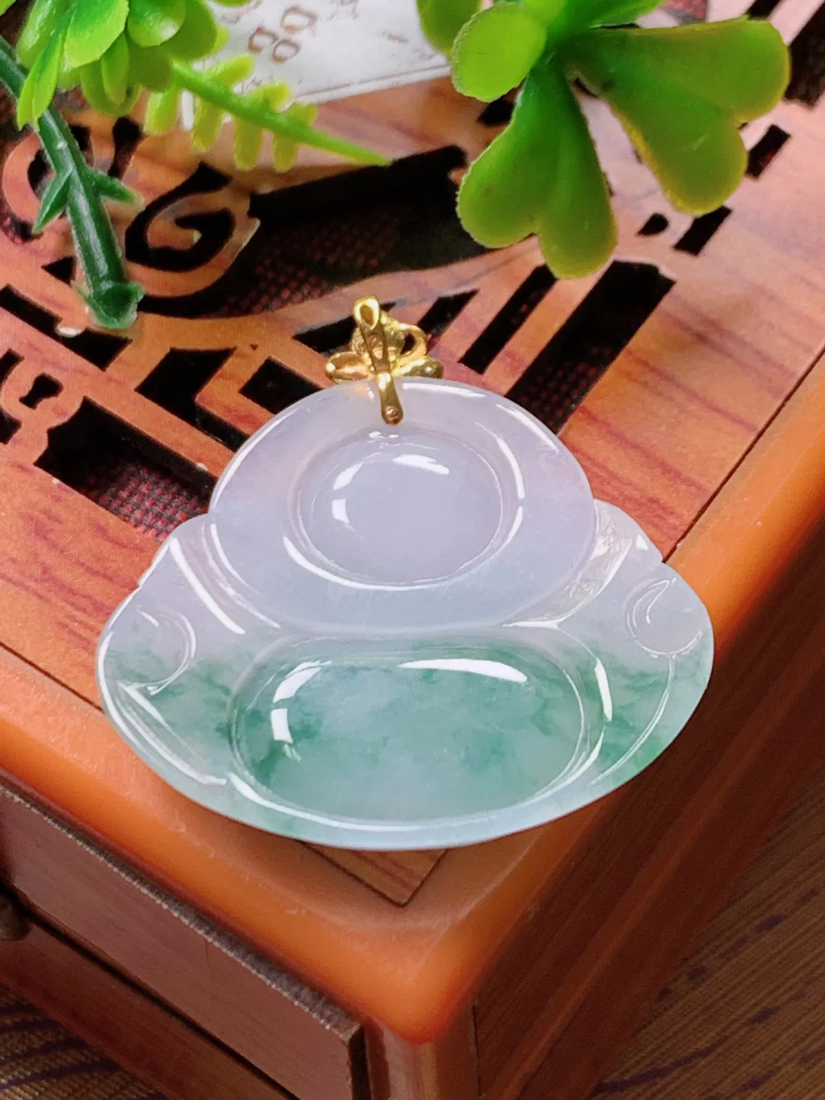 精品推荐，缅甸天然A货翡翠，18K金扣镶嵌冰种飘花佛公吊坠，种水好，颜色鲜艳，玉质水润细腻，工艺精湛，佩戴效果更佳。