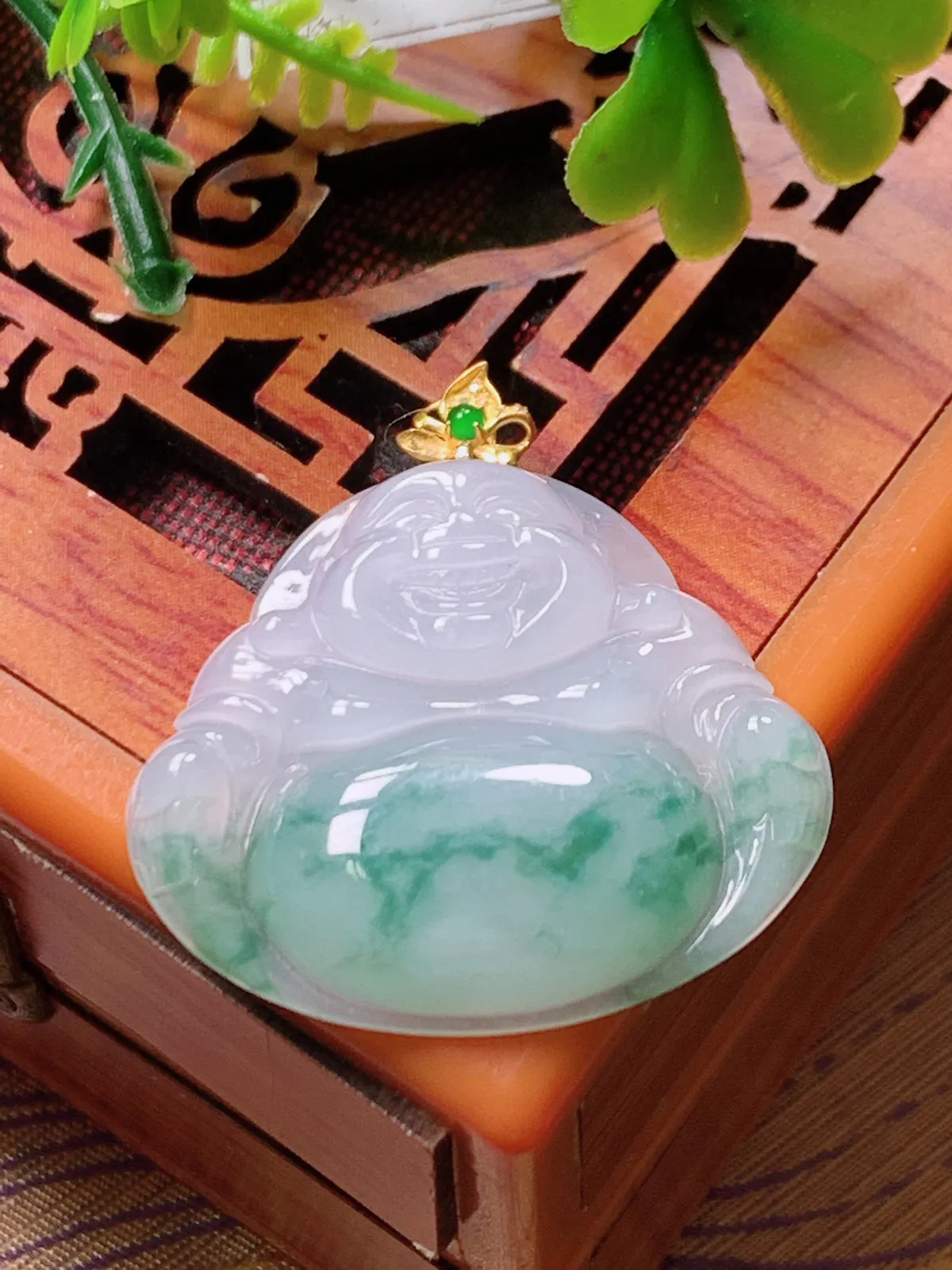 精品推荐，缅甸天然A货翡翠，18K金扣镶嵌冰种飘花佛公吊坠，种水好，颜色鲜艳，玉质水润细腻，工艺精湛，佩戴效果更佳。