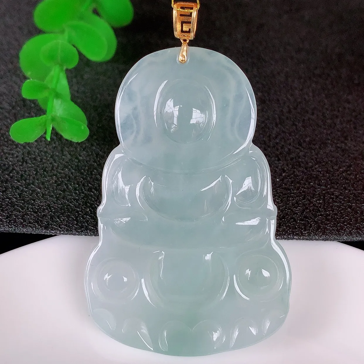 自然光实拍，18K金镶嵌大件冰种翡翠观音吊坠，赐福翡翠观音，翠色迷人，观音面相端庄，佩戴时尚出众！#35.22整体60.5*裸石52.8*36*5