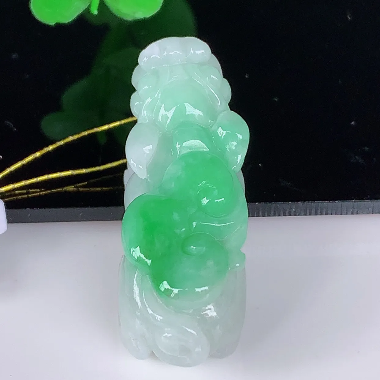 自然光实拍，冰润冰糯种飘阳绿翡翠招财貔貅吊坠，民间有“一摸貔貅运程旺盛，再摸貔貅财运滚滚，三摸貔貅平