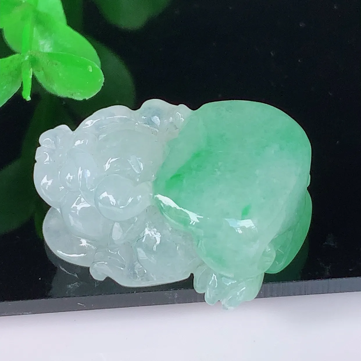 自然光实拍，冰润冰糯种飘绿翡翠招财貔貅吊坠，民间有“一摸貔貅运程旺盛，再摸貔貅财运滚滚，三摸貔貅平步