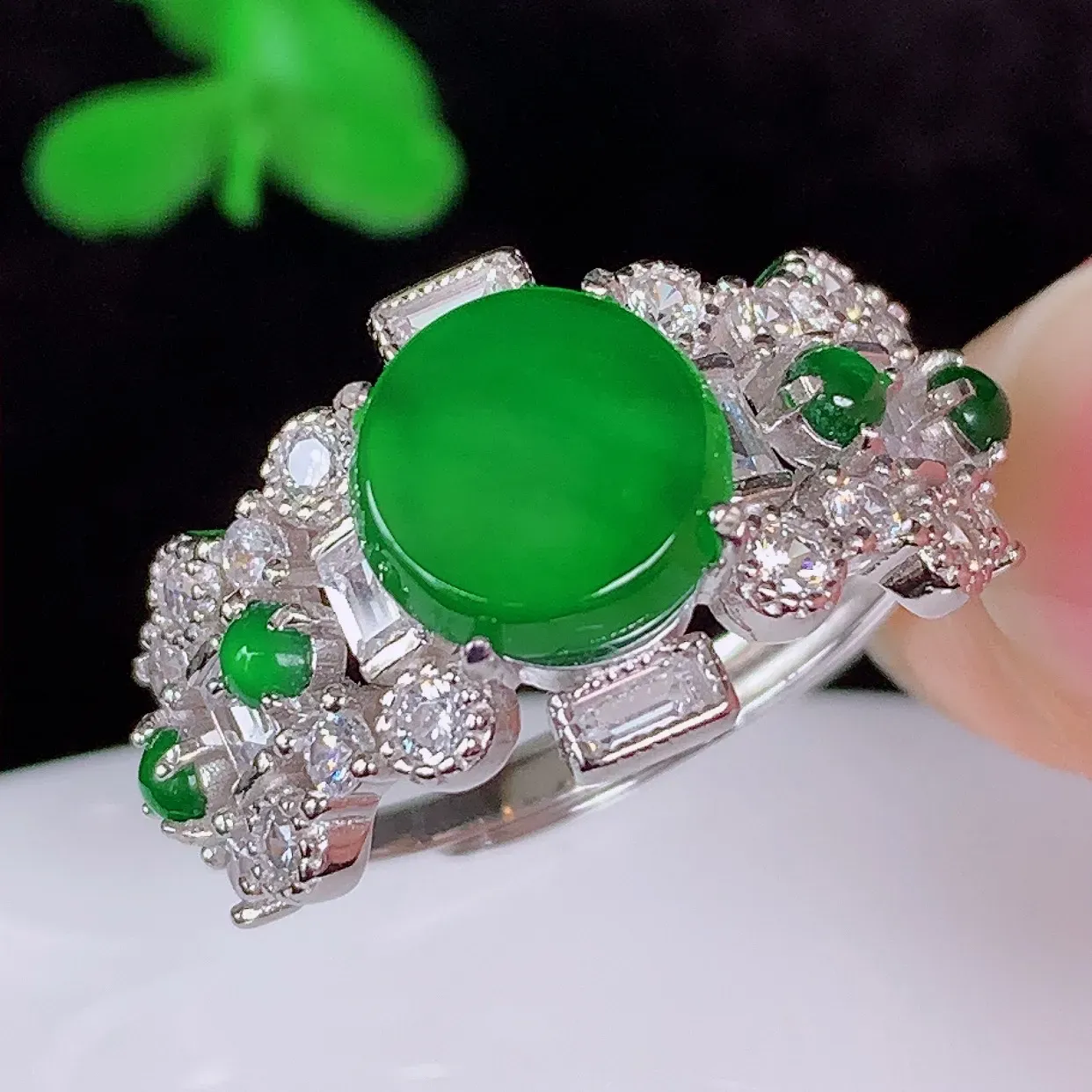 自然光实拍，冰透满绿翡翠925银镶嵌无事牌戒指，自然光实拍，翠色灵动，颜色漂亮，种老水足，品相佳，佩戴佳品！#97.20（圈口可调大小）