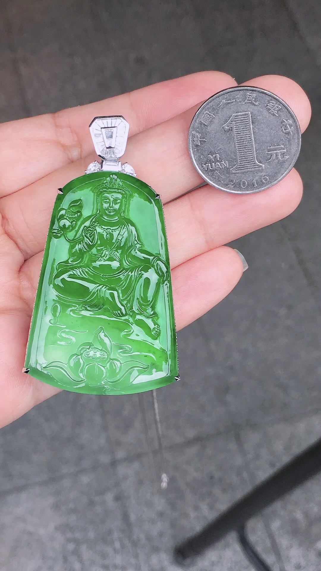 阳绿观音吊坠，色泽艳丽，玉质细腻，荧光感超
强，饱满水润，气质满满。18k
金豪华镶嵌