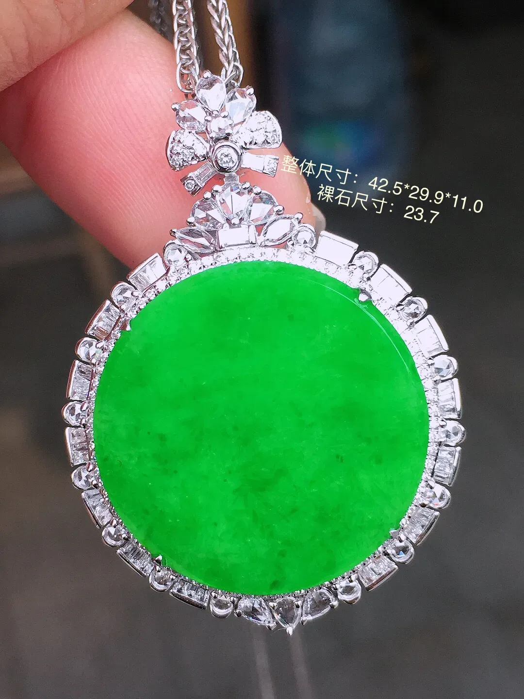 阳绿平安扣吊坠，色泽均匀艳丽，玉质细腻，荧光感超
强，饱满水润，气质满满。18k
金豪华镶嵌
