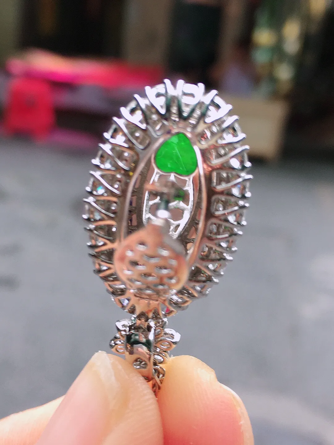 阳绿无事牌吊坠，色泽均匀艳丽，玉质细腻，荧光感超
强，饱满水润，气质满满。18k
金豪华镶嵌