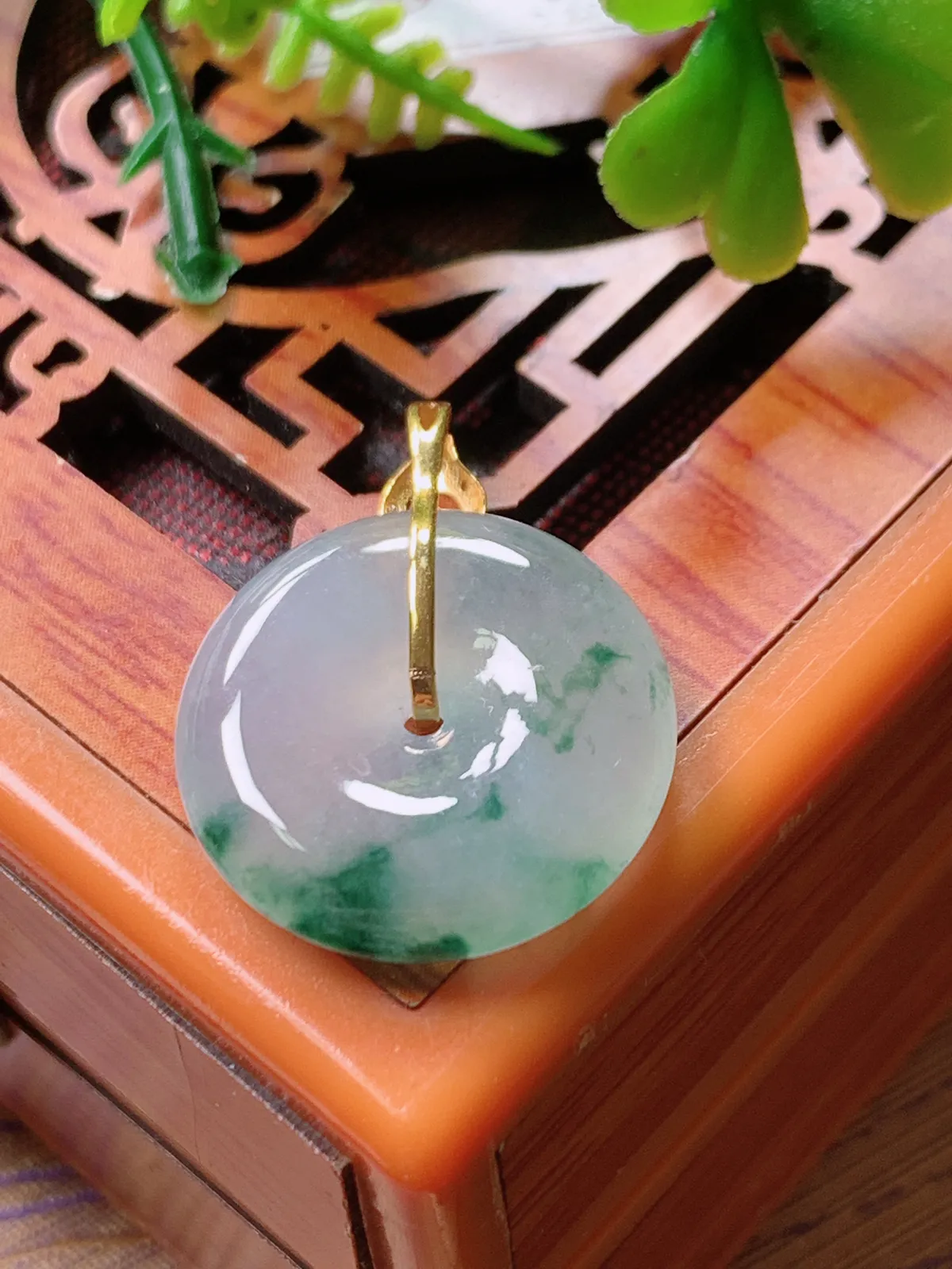 精品推荐，缅甸天然A货翡翠，18K金镶嵌冰种飘花平安扣吊坠，种水好，颜色鲜艳，玉质水润细腻，工艺精湛，佩戴效果更佳。