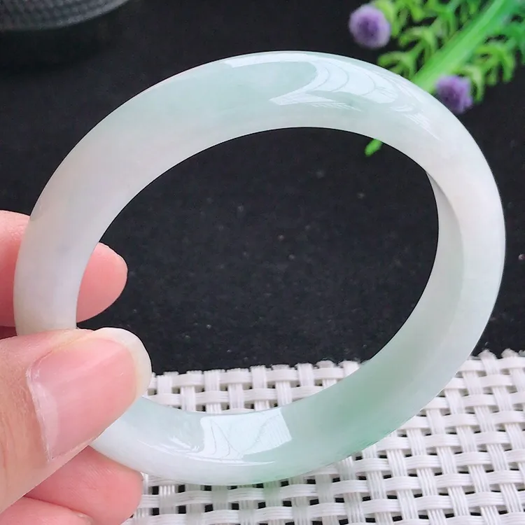 自然光56圈口老坑精美温润飘绿手镯翡翠玉镯尺寸56/12.6/8