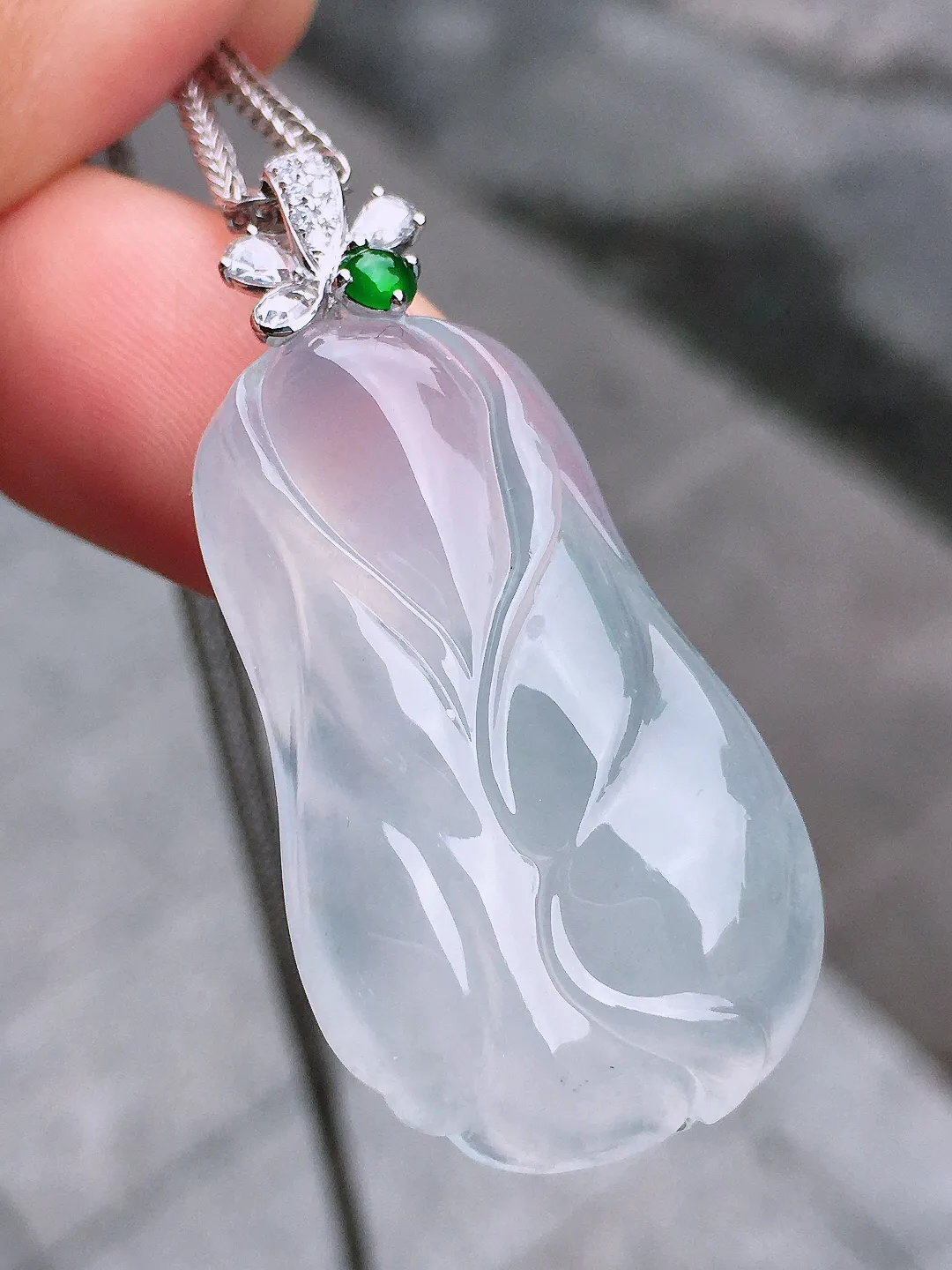 冰种白菜吊坠，玉质细腻，荧光感超
强，饱满水润，气质满满。18k
金豪华镶嵌