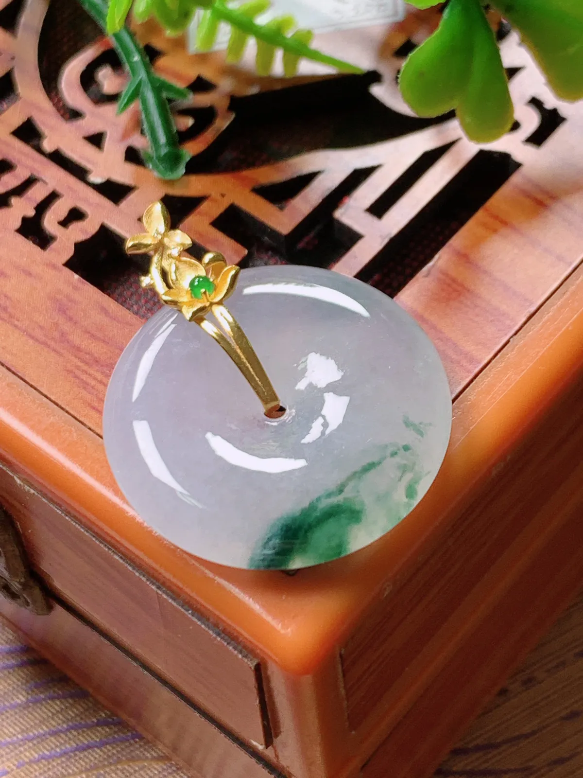 精品推荐，缅甸天然A货翡翠，18K金镶嵌冰种飘花平安扣吊坠，种水好，颜色鲜艳，玉质水润细腻，工艺精湛