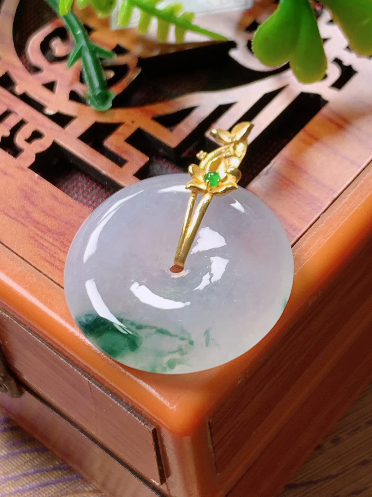精品推荐，缅甸天然A货翡翠，18K金镶嵌冰种飘花平安扣吊坠，种水好，颜色鲜艳，玉质水润细腻，工艺精湛，佩戴效果更佳。