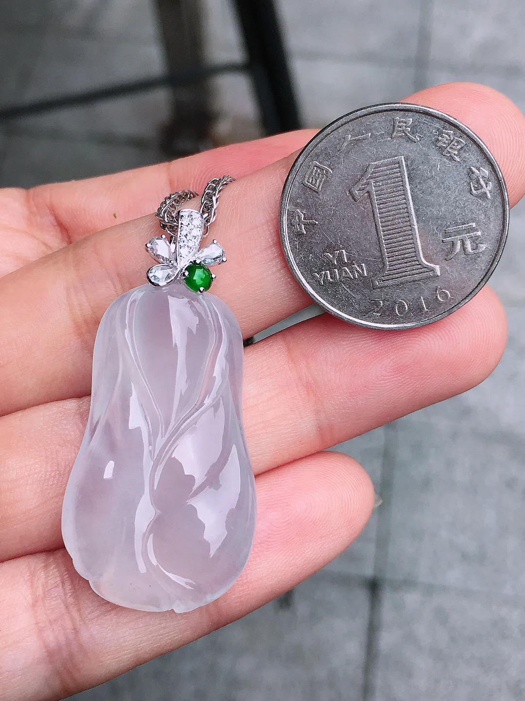 冰种白菜吊坠，玉质细腻，荧光感超
强，饱满水润，气质满满。18k
金豪华镶嵌