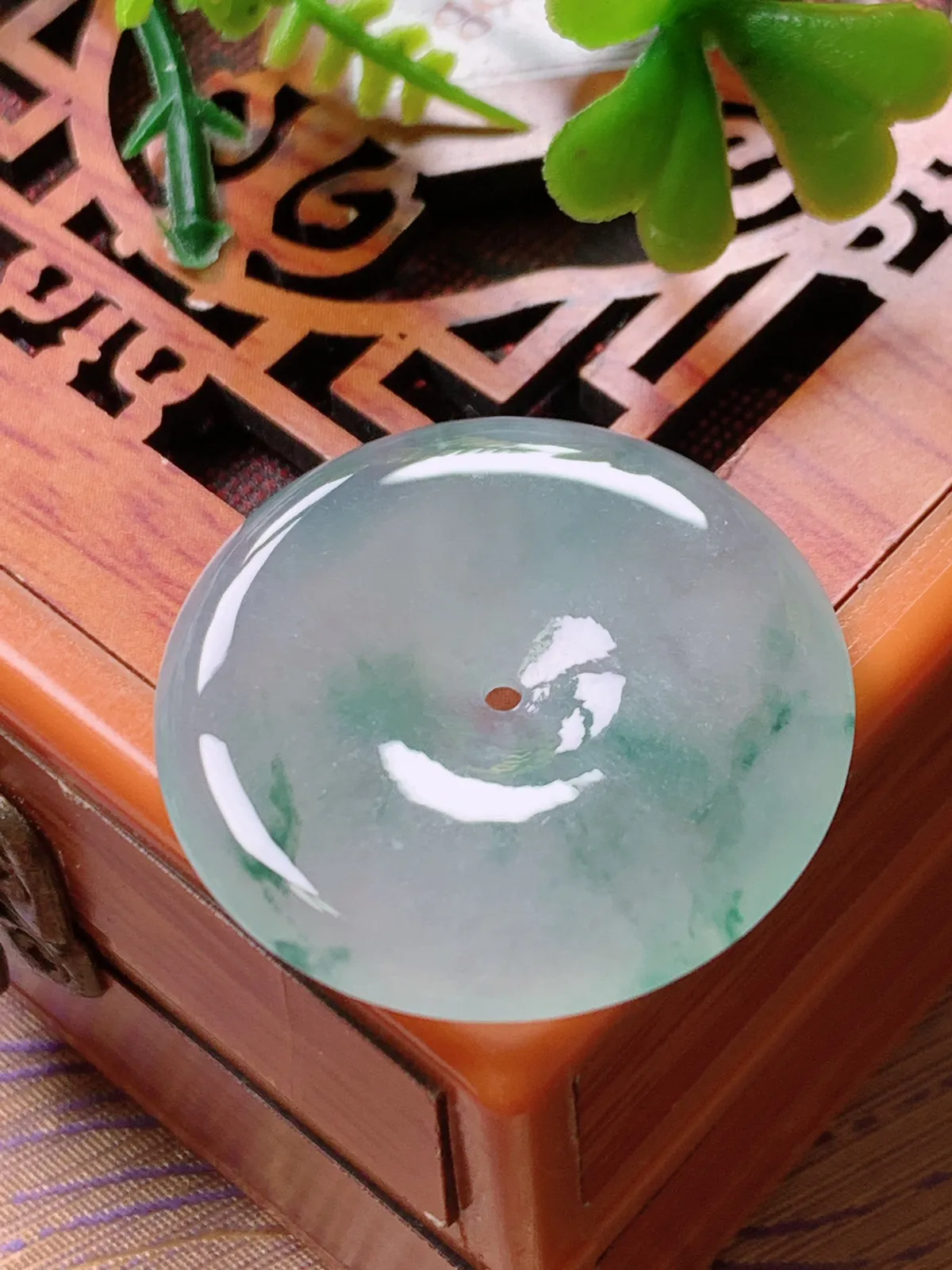 精品推荐，缅甸天然A货翡翠，冰种飘花平安扣吊坠，种水好，颜色鲜艳，玉质水润细腻，工艺精湛，佩戴效果更佳。