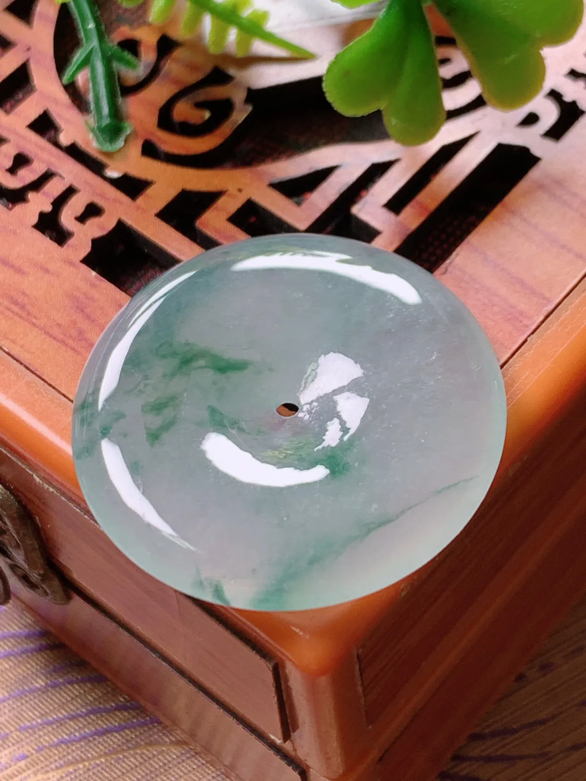 精品推荐，缅甸天然A货翡翠，冰种飘花平安扣吊坠，种水好，颜色鲜艳，玉质水润细腻，工艺精湛，佩戴效果更