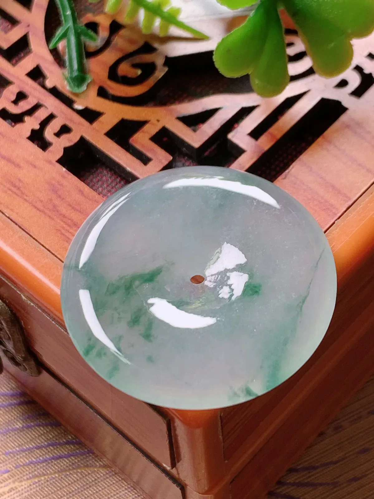 精品推荐，缅甸天然A货翡翠，冰种飘花平安扣吊坠，种水好，颜色鲜艳，玉质水润细腻，工艺精湛，佩戴效果更佳。