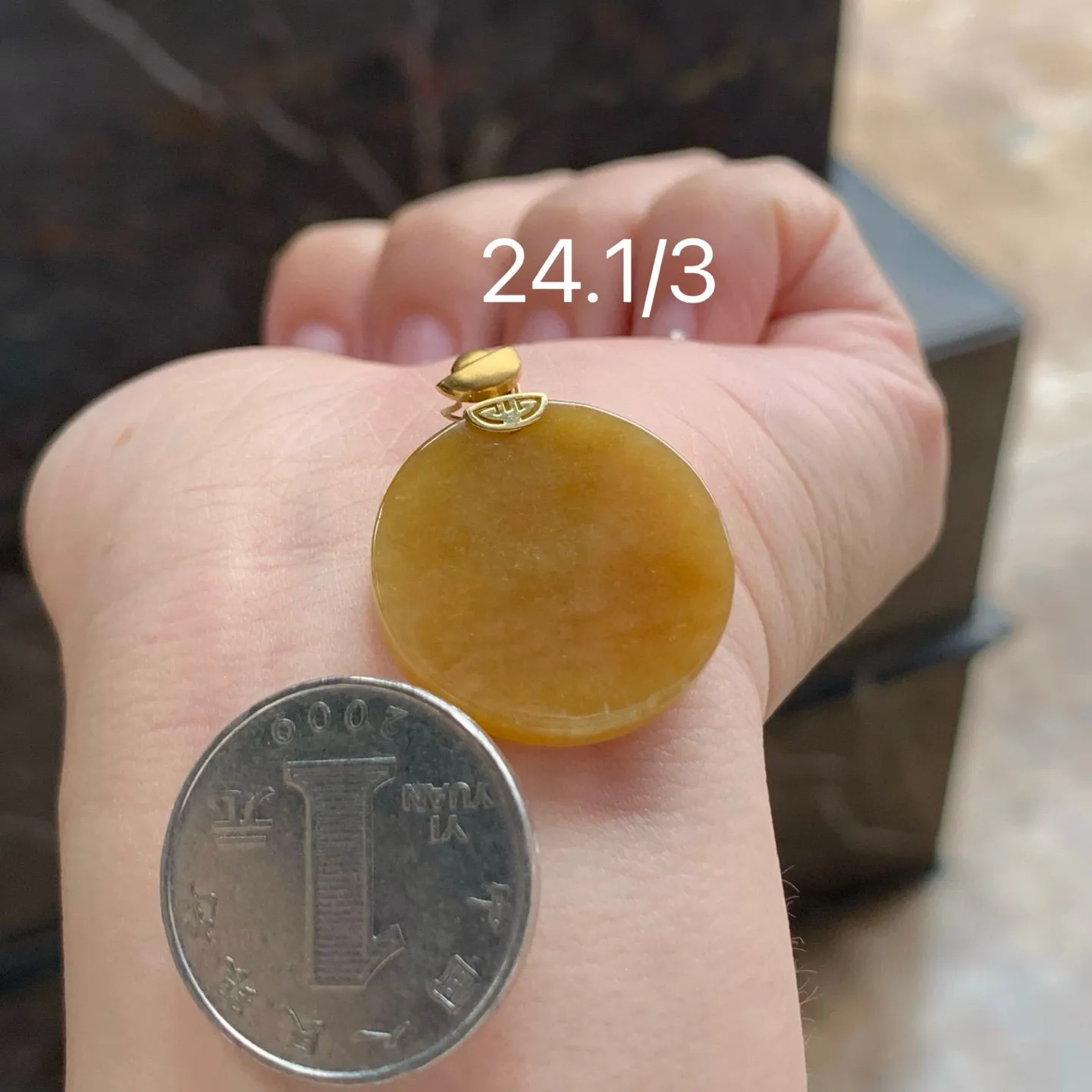 黄翡圆牌
金扣 独特