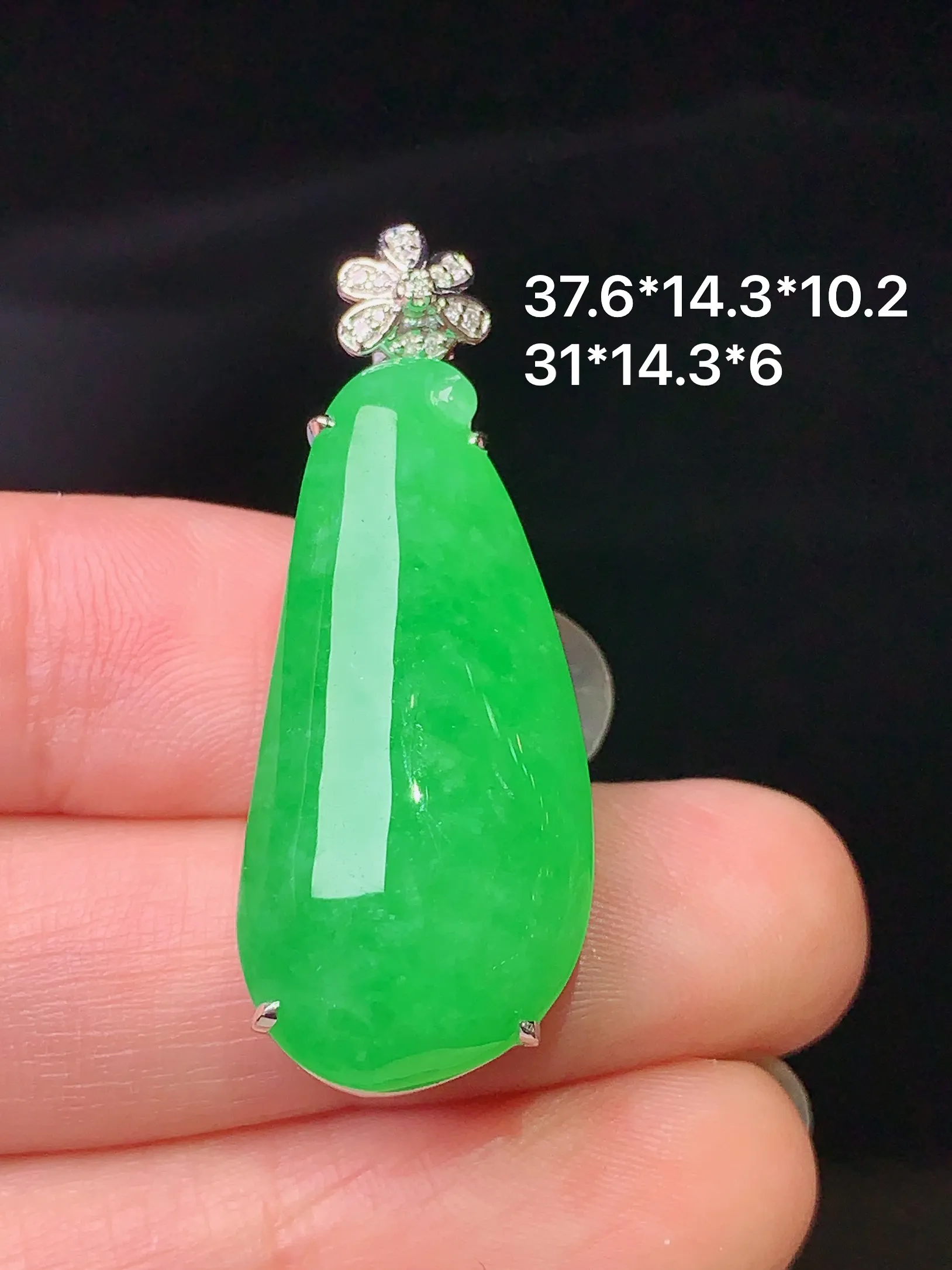18k金钻镶嵌翠绿福瓜吊坠 玉质细腻 色泽清新艳丽 整体尺寸37.6*14.3*10.2