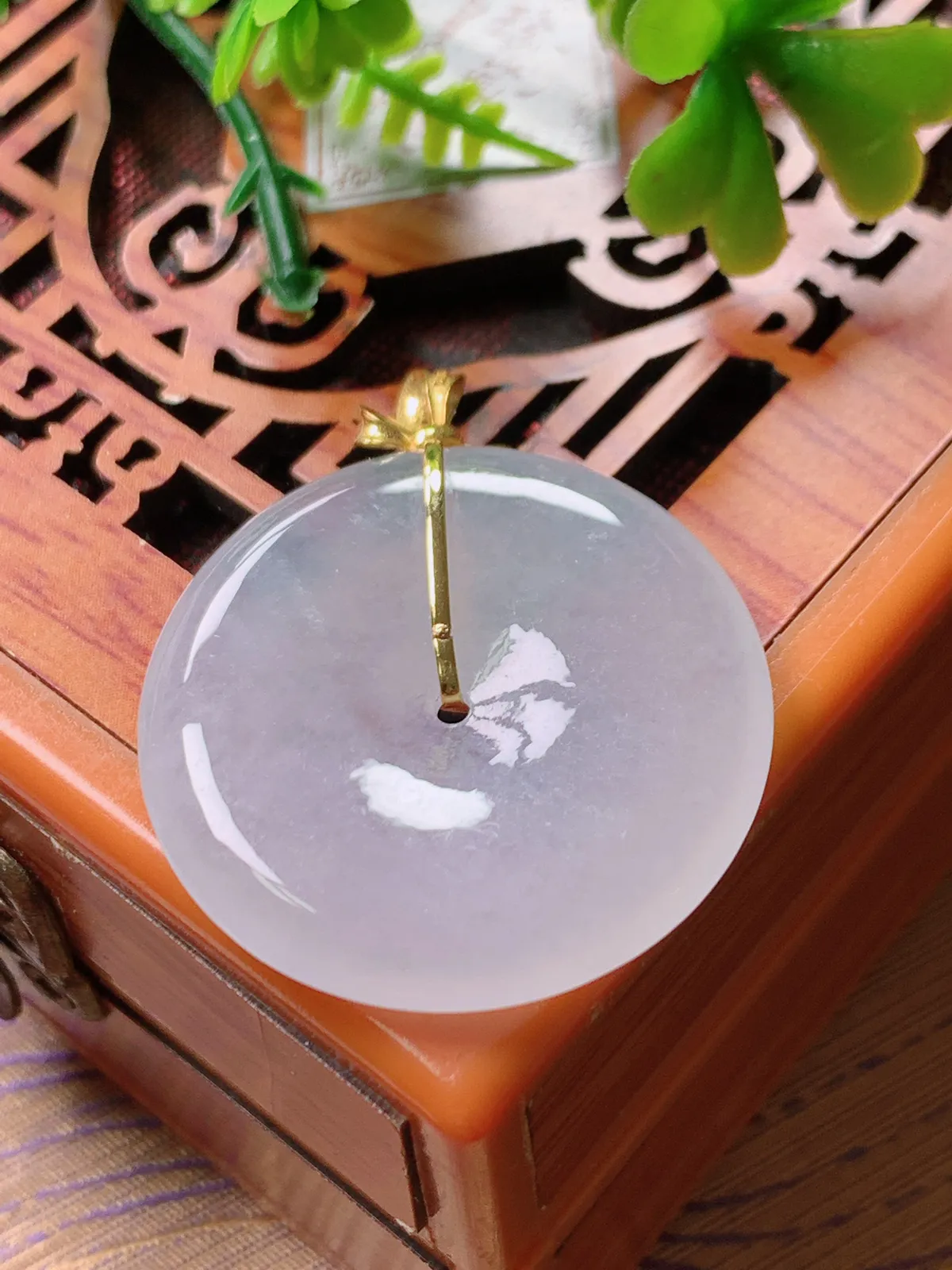 精品推荐，缅甸天然A货翡翠，18K金镶嵌冰种平安扣吊坠，种水好，颜色鲜艳，玉质水润细腻，工艺精湛，佩戴效果更佳。