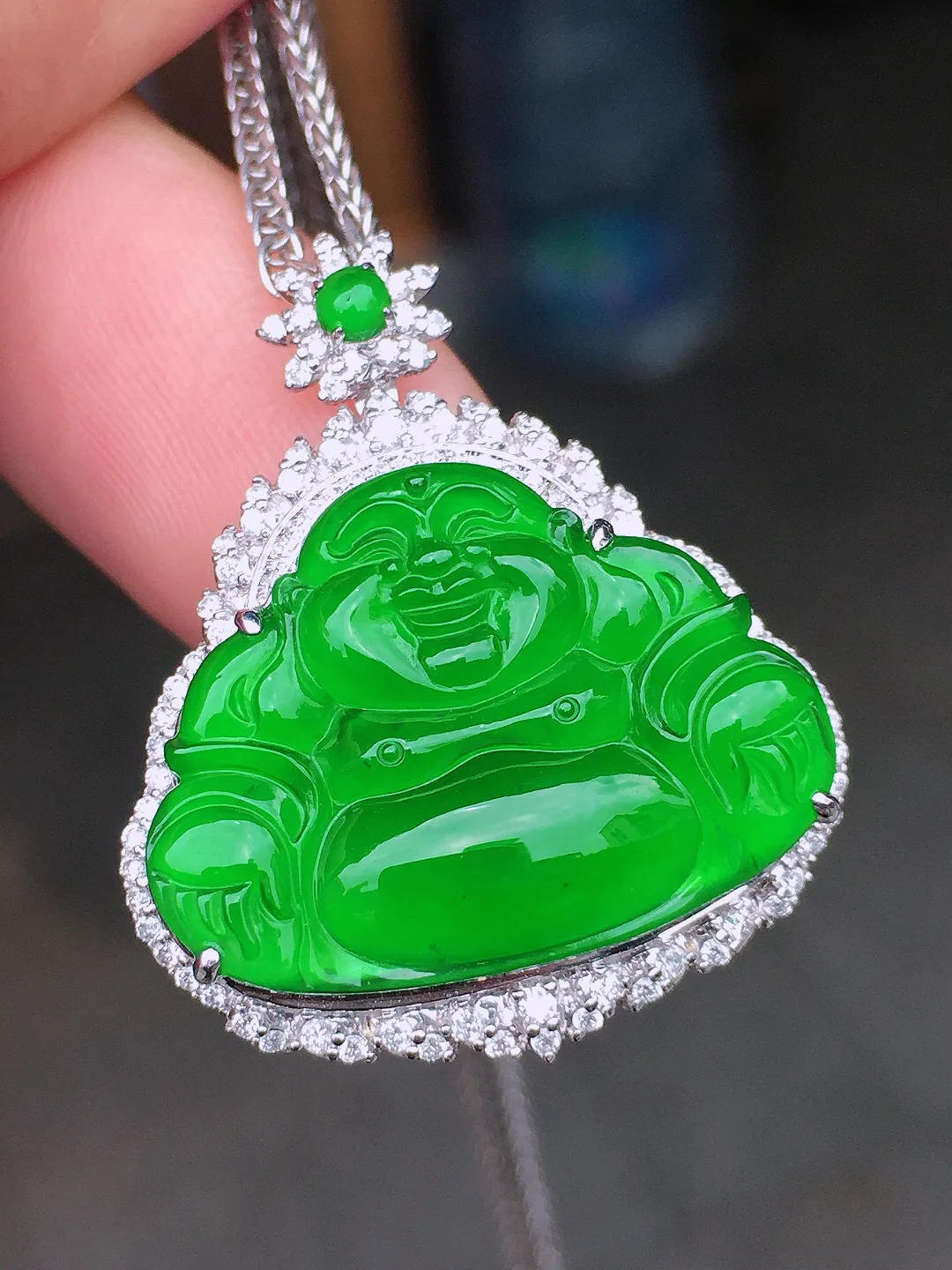 阳绿佛公吊坠，色泽均匀艳丽，玉质细腻，荧光感超
强，饱满水润，气质满满。18k
金豪华镶嵌