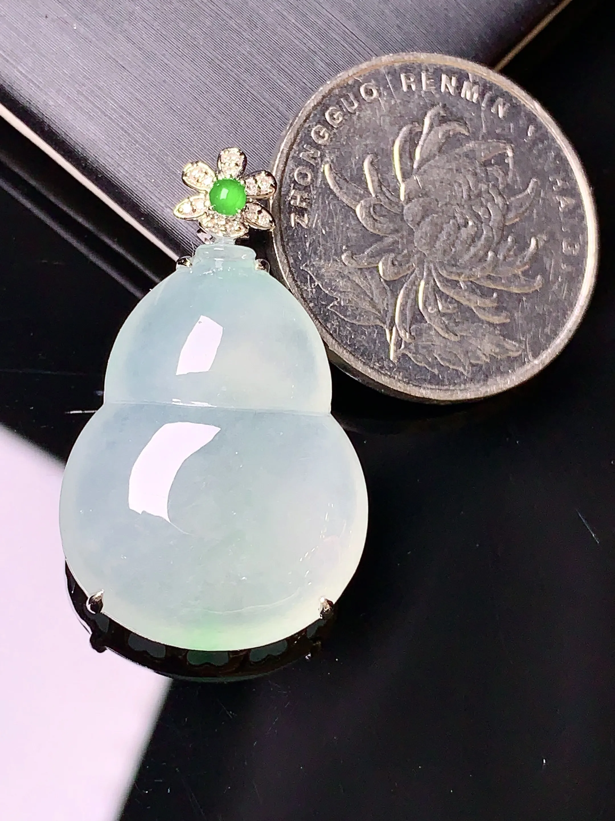 18k金钻镶嵌冰种葫芦吊坠 玉质细腻 色泽清新艳丽 整体尺寸32.8*19.7*8.1