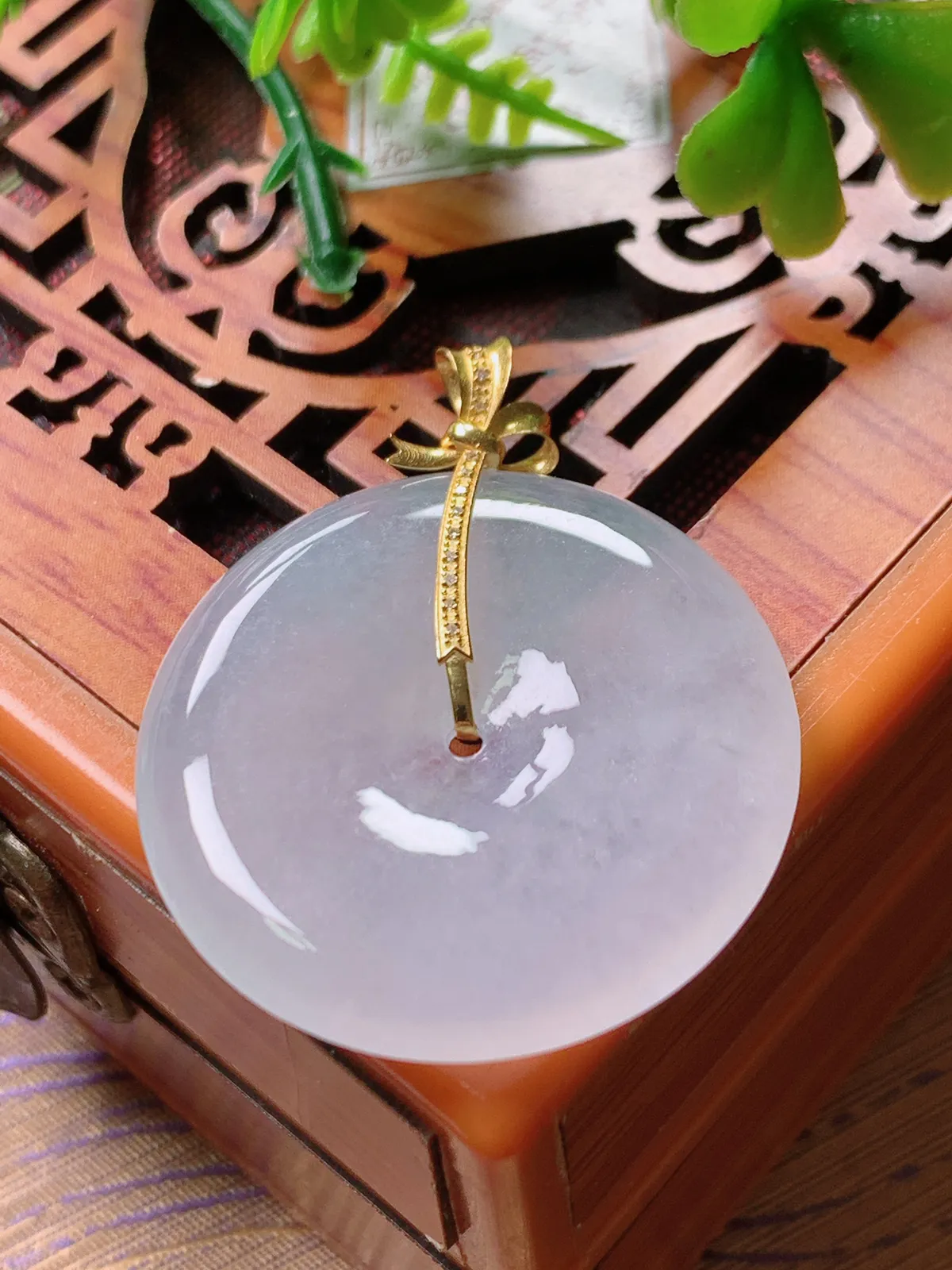 精品推荐，缅甸天然A货翡翠，18K金镶嵌冰种平安扣吊坠，种水好，颜色鲜艳，玉质水润细腻，工艺精湛，佩戴效果更佳。