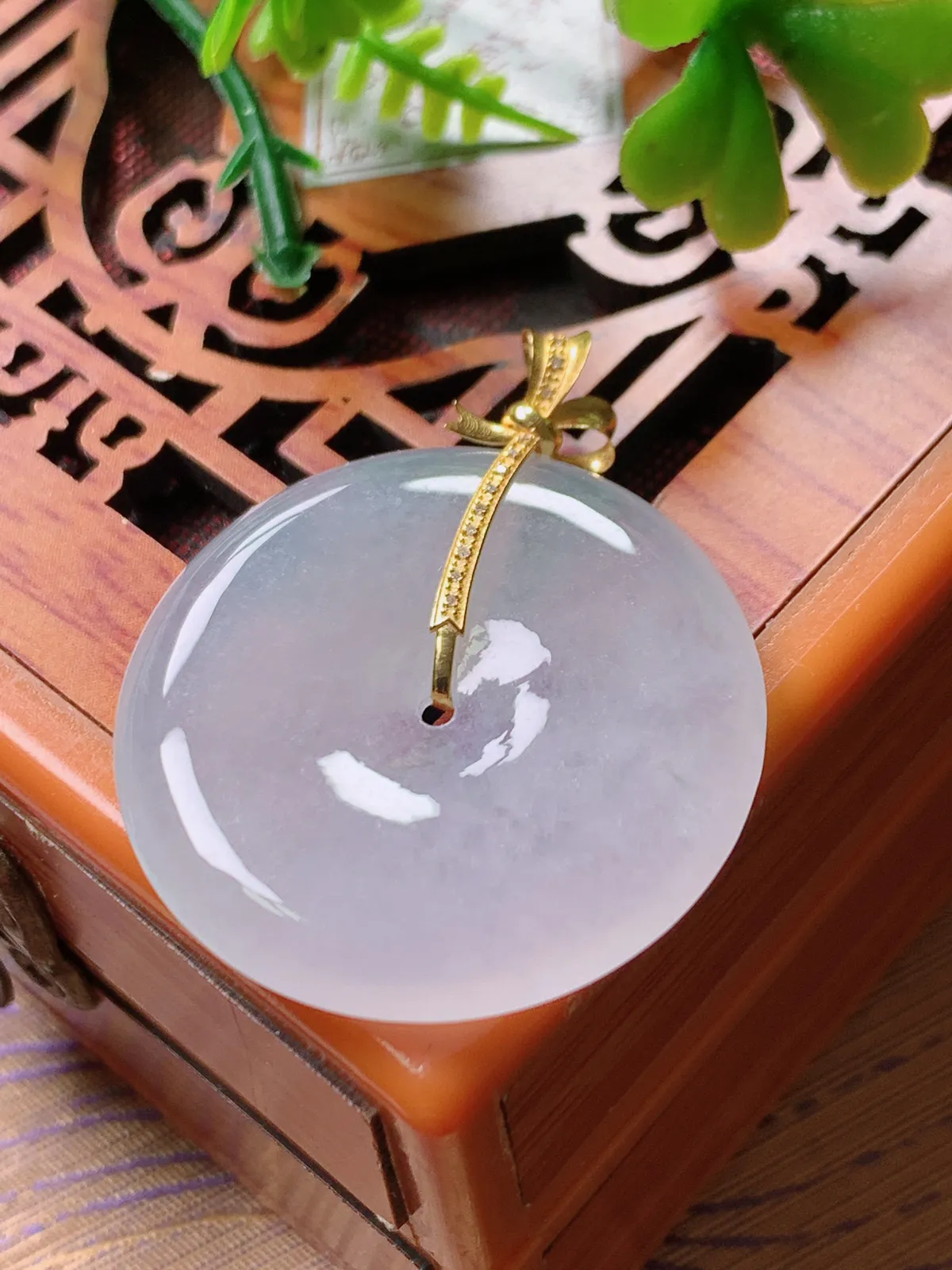 精品推荐，缅甸天然A货翡翠，18K金镶嵌冰种平安扣吊坠，种水好，颜色鲜艳，玉质水润细腻，工艺精湛，佩戴效果更佳。