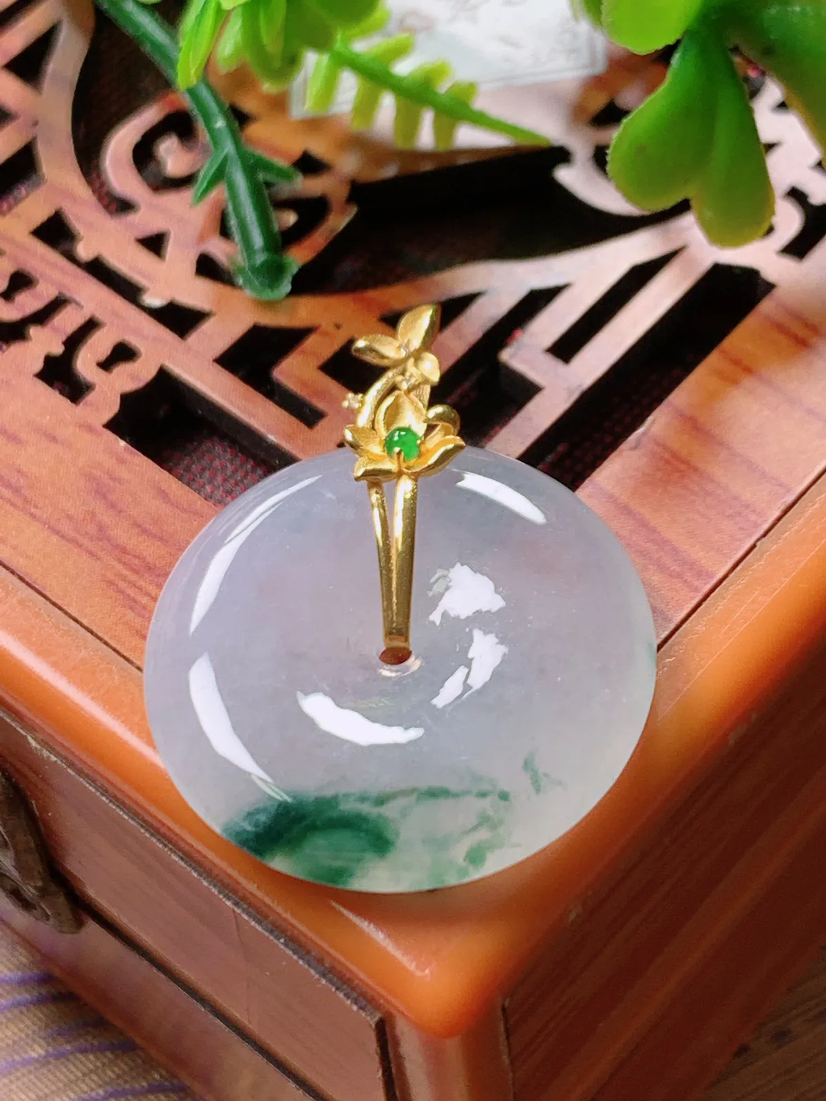 精品推荐，缅甸天然A货翡翠，18K金镶嵌冰种飘花平安扣吊坠，种水好，颜色鲜艳，玉质水润细腻，工艺精湛，佩戴效果更佳。