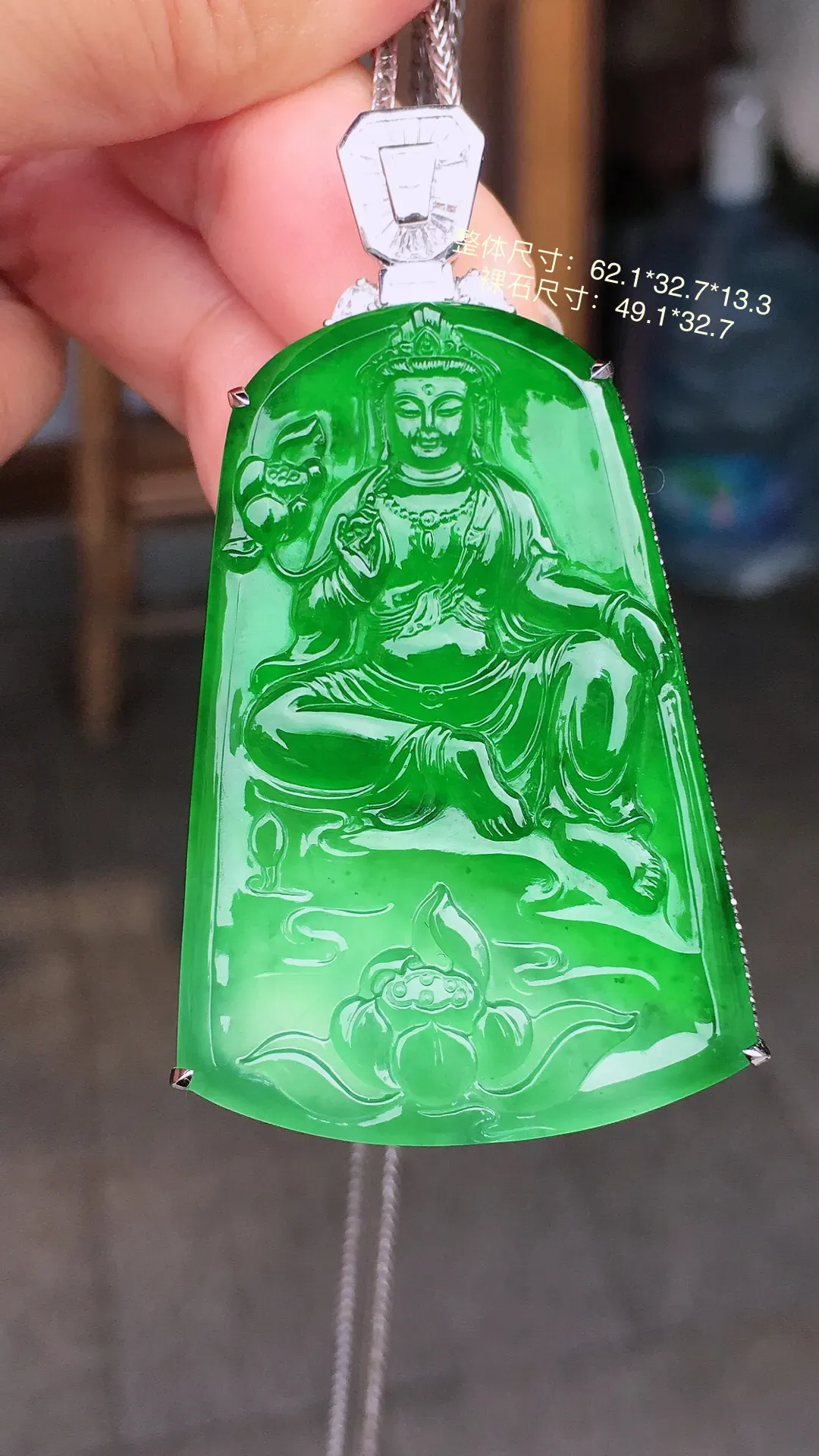 阳绿观音吊坠，色泽艳丽，玉质细腻，荧光感超
强，饱满水润，气质满满。18k
金豪华镶嵌