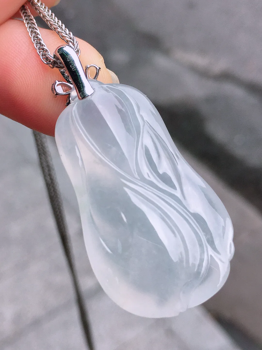 冰种白菜吊坠，玉质细腻，荧光感超
强，饱满水润，气质满满。18k
金豪华镶嵌