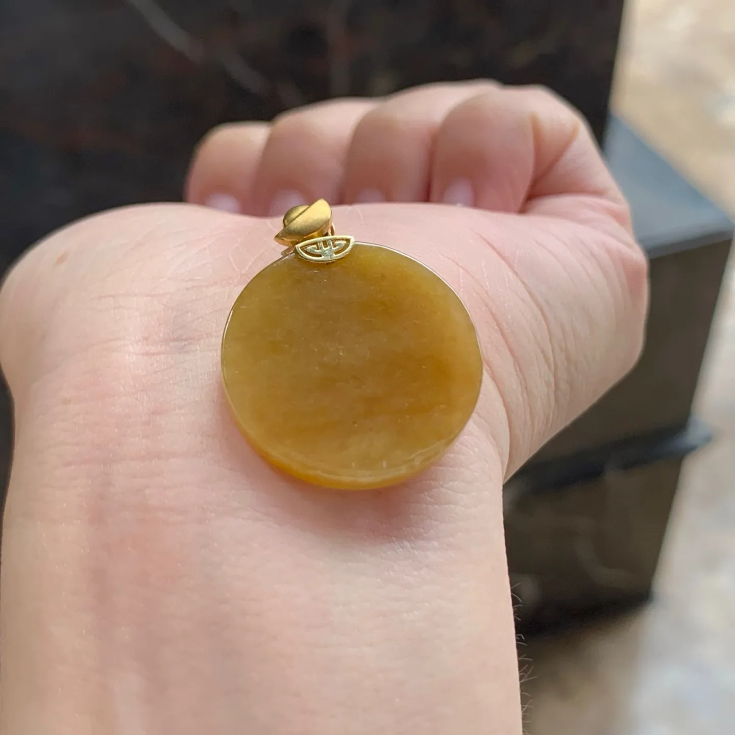 黄翡圆牌
金扣 独特