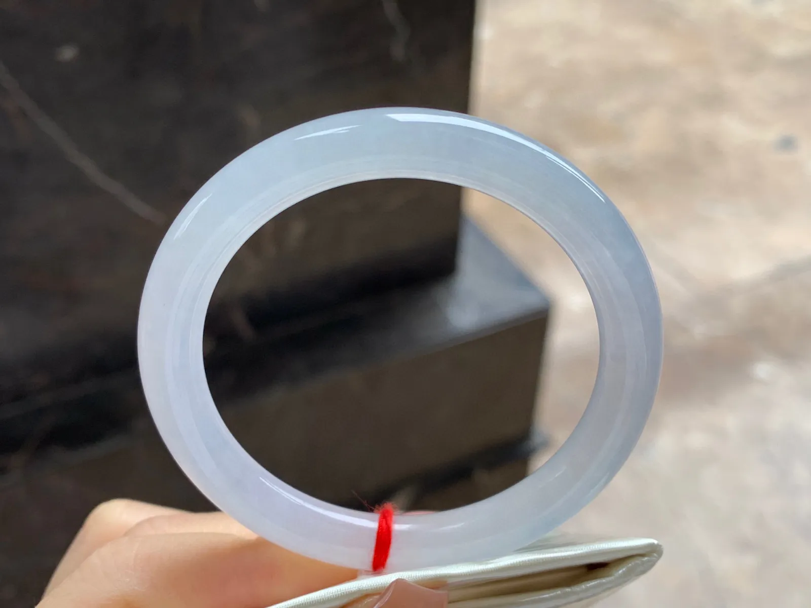 糯冰圆条手镯
尺寸：53-7.8-8.1mm
种水好 小清新 上手好看