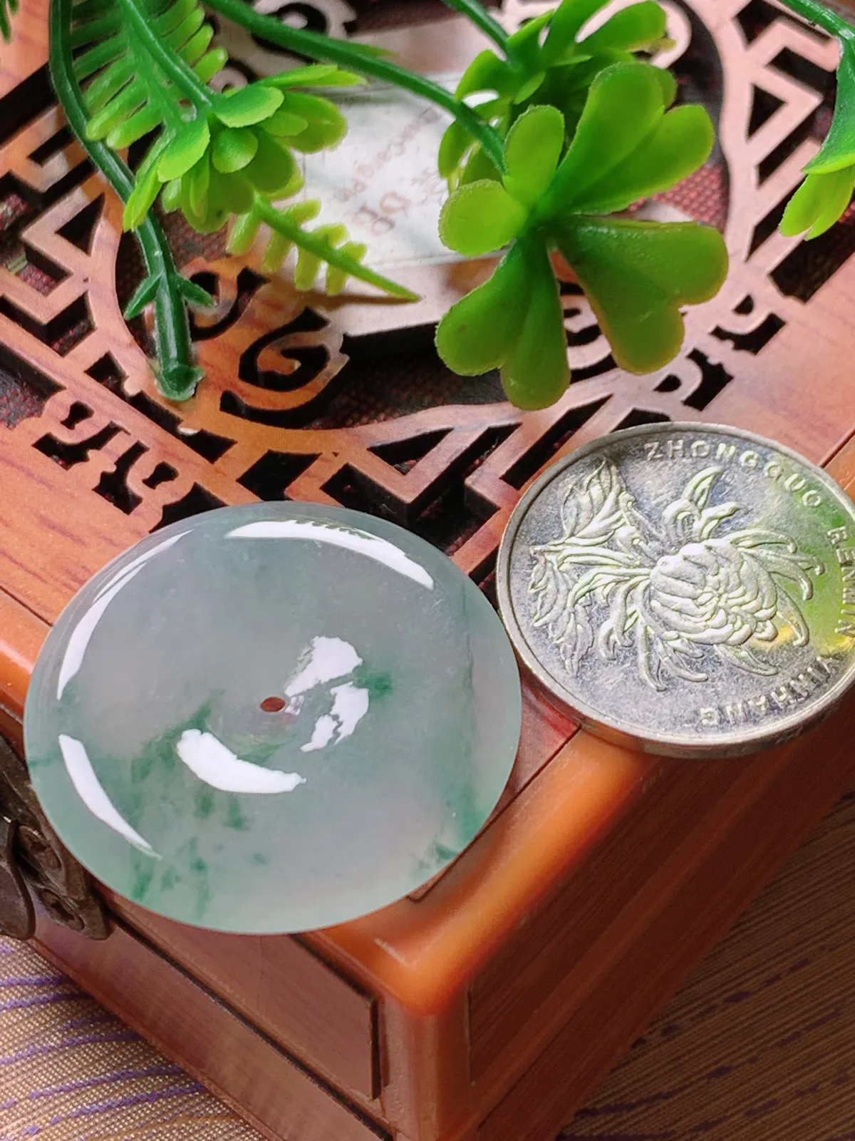精品推荐，缅甸天然A货翡翠，冰种飘花平安扣吊坠，种水好，颜色鲜艳，玉质水润细腻，工艺精湛，佩戴效果更佳。