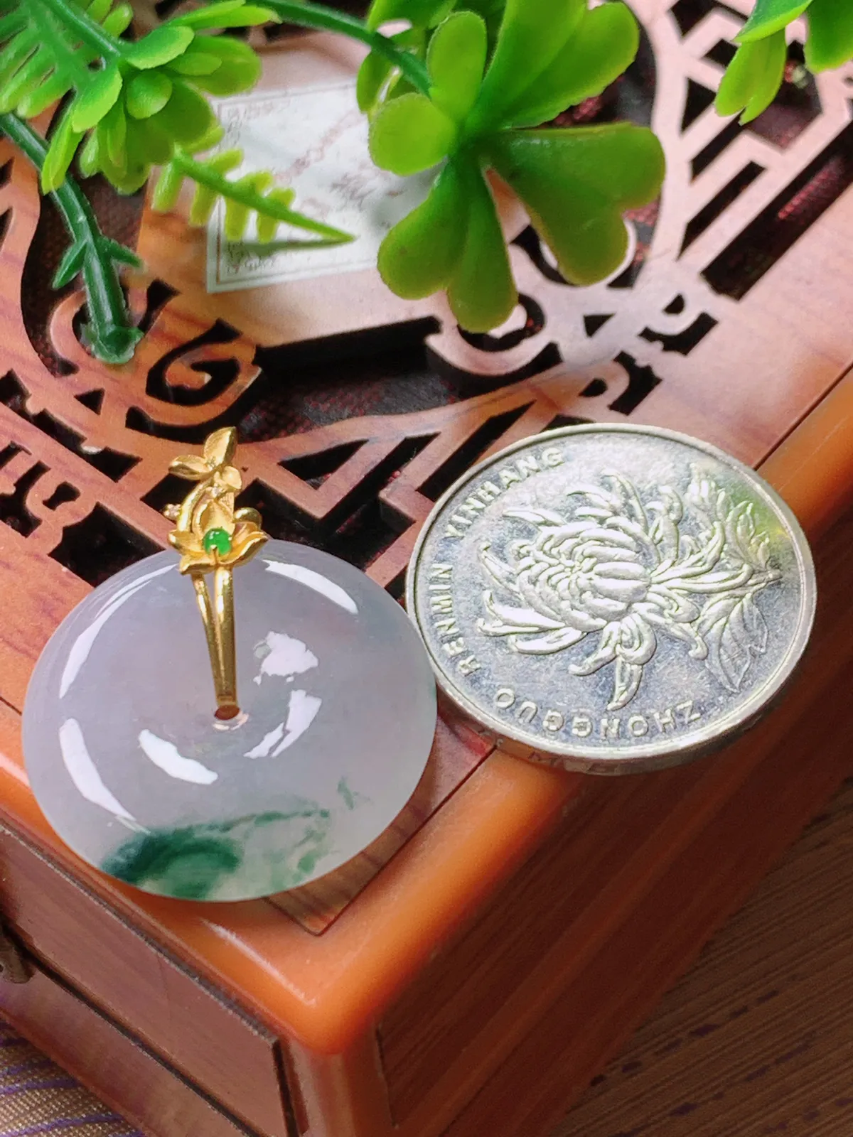 精品推荐，缅甸天然A货翡翠，18K金镶嵌冰种飘花平安扣吊坠，种水好，颜色鲜艳，玉质水润细腻，工艺精湛，佩戴效果更佳。