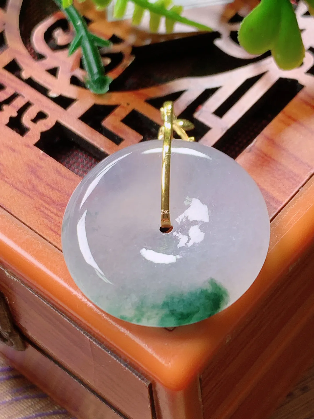 精品推荐，缅甸天然A货翡翠，18K金镶嵌冰种飘花平安扣吊坠，种水好，颜色鲜艳，玉质水润细腻，工艺精湛，佩戴效果更佳。