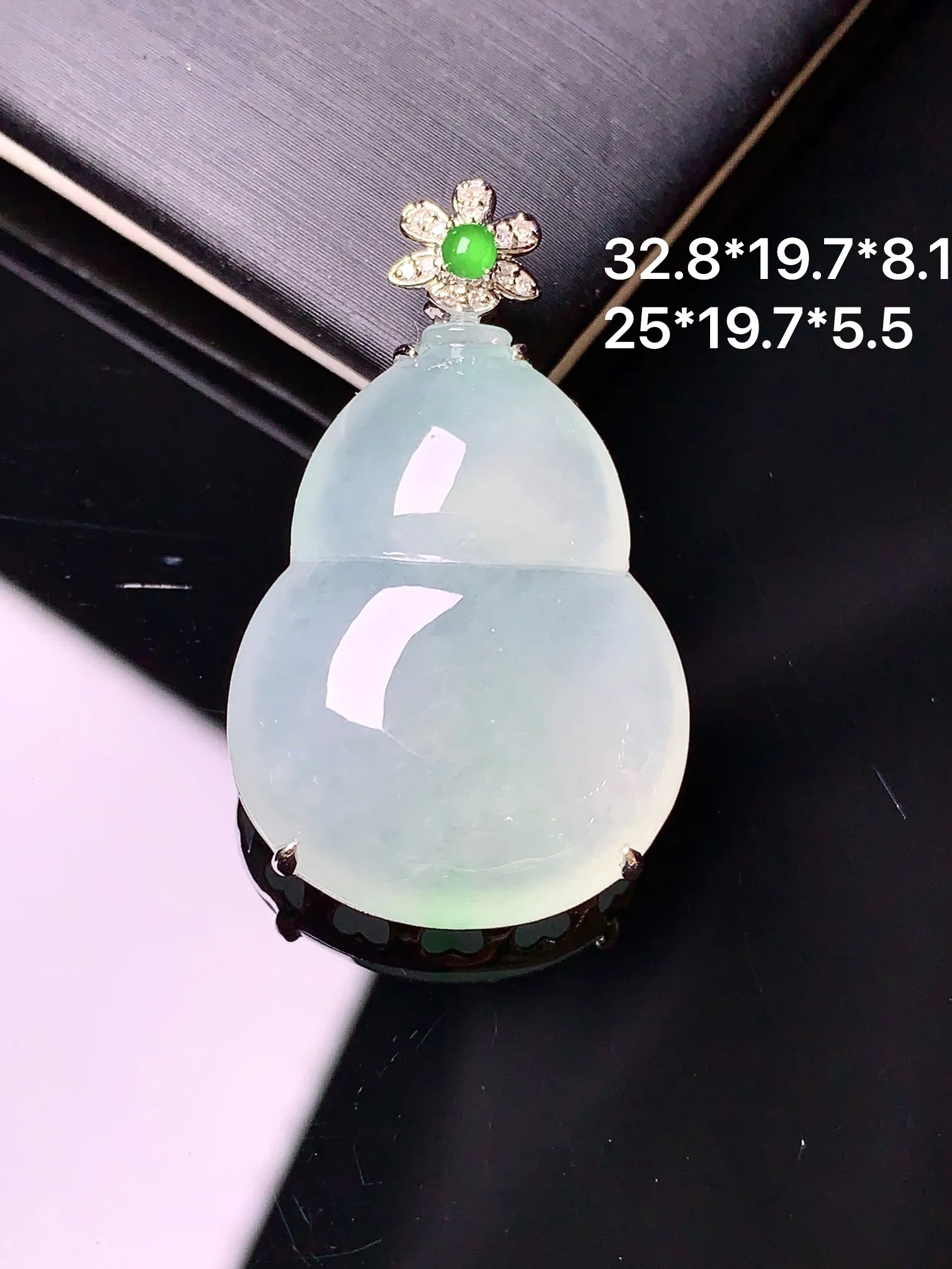 18k金钻镶嵌冰种葫芦吊坠 玉质细腻 色泽清新艳丽 整体尺寸32.8*19.7*8.1
