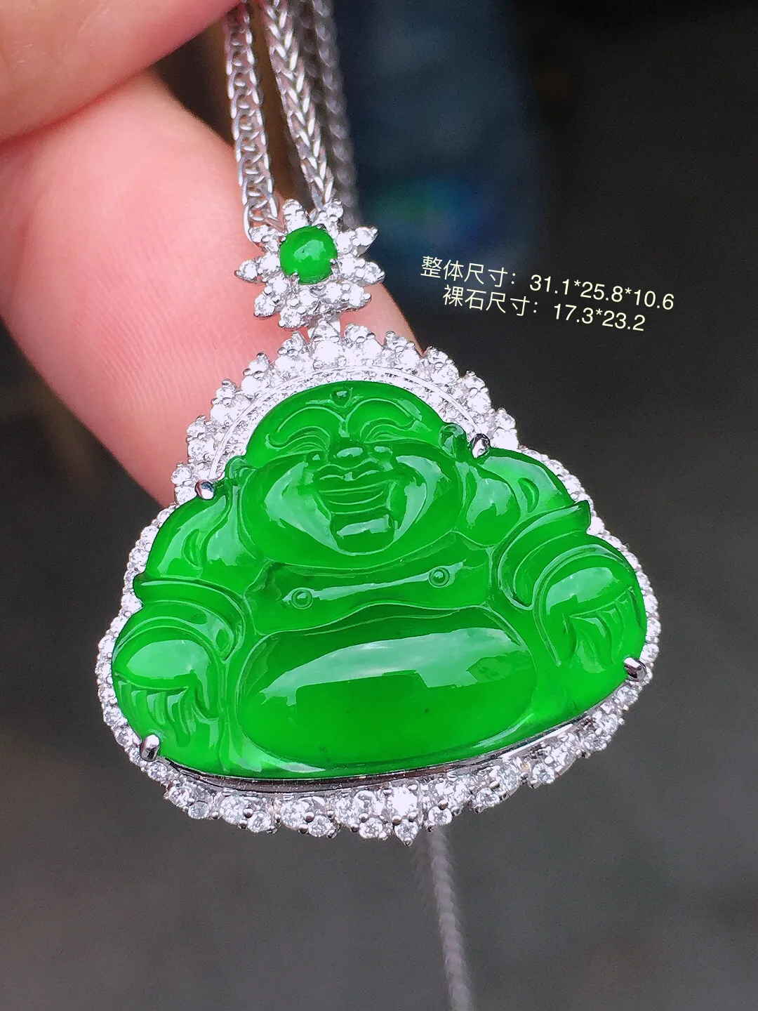 阳绿佛公吊坠，色泽均匀艳丽，玉质细腻，荧光感超
强，饱满水润，气质满满。18k
金豪华镶嵌