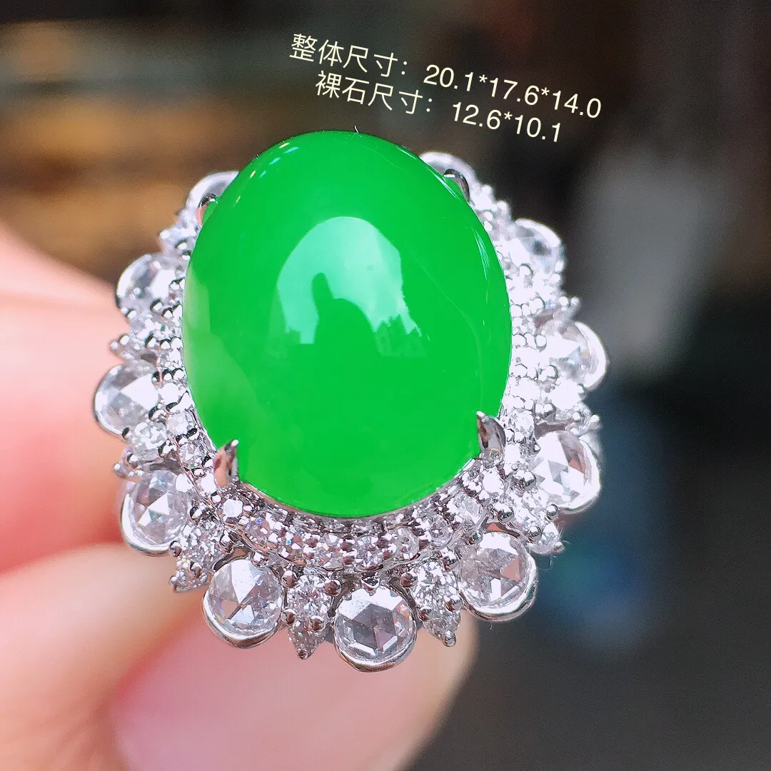 正阳绿蛋面戒指，色泽均匀纯正，玉质细腻，荧光感超
强，饱满水润，气质满满。18k
金豪华镶嵌