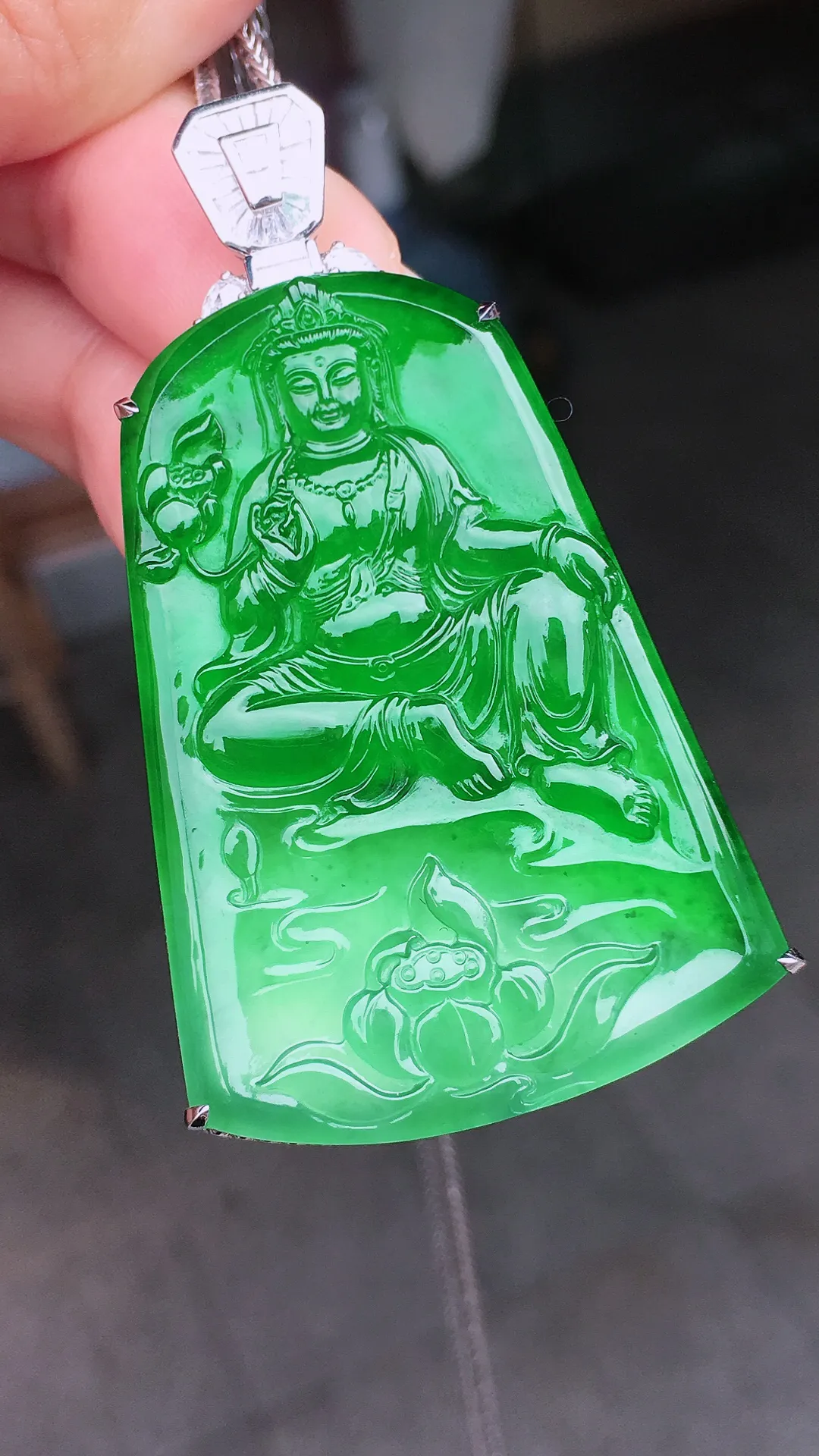 阳绿观音吊坠，色泽艳丽，玉质细腻，荧光感超
强，饱满水润，气质满满。18k
金豪华镶嵌