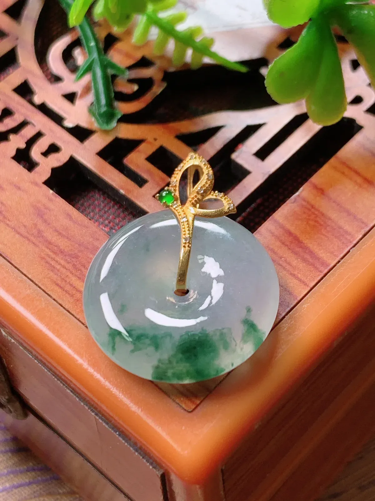 精品推荐，缅甸天然A货翡翠，18K金镶嵌冰种飘花平安扣吊坠，种水好，颜色鲜艳，玉质水润细腻，工艺精湛，佩戴效果更佳。