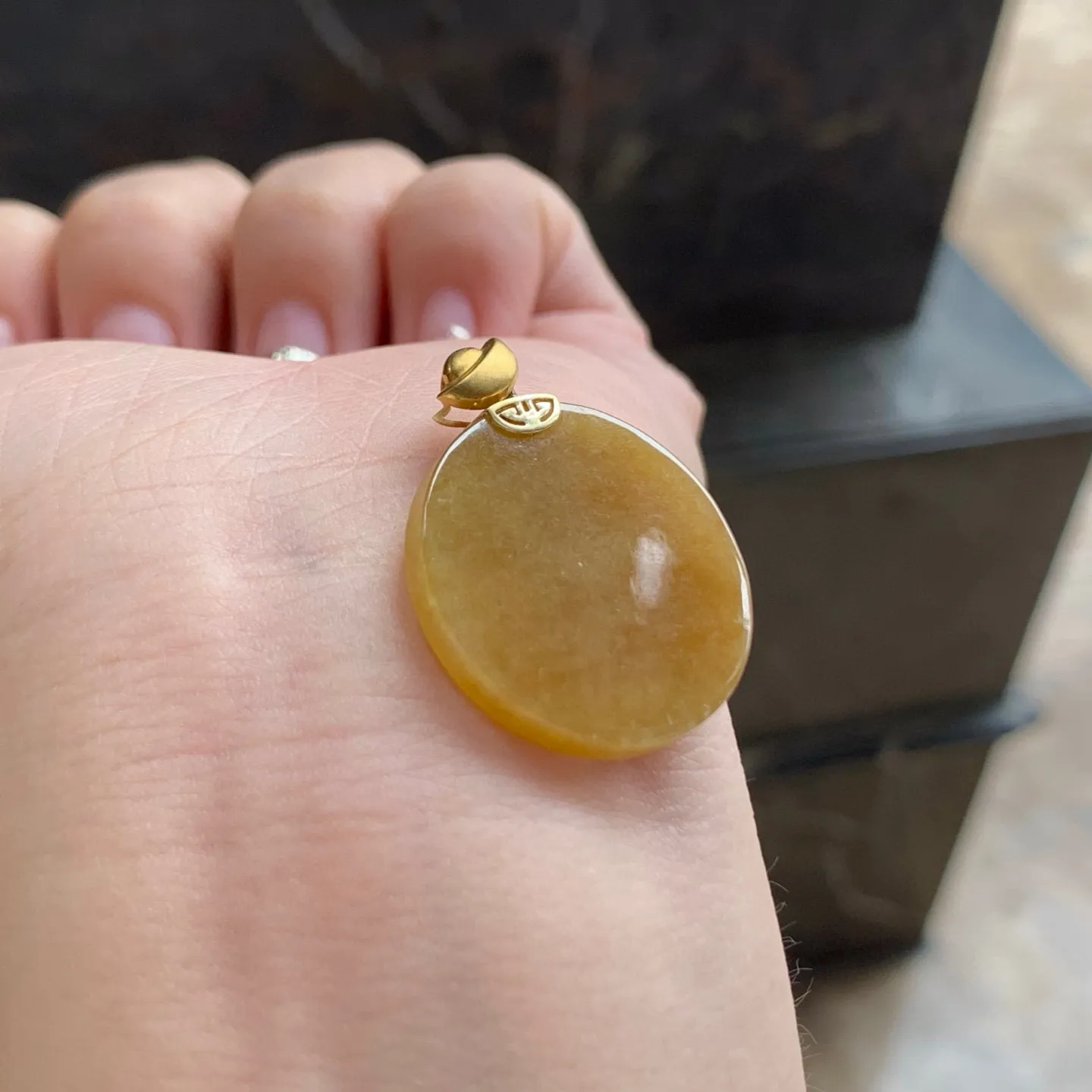 黄翡圆牌
金扣 独特