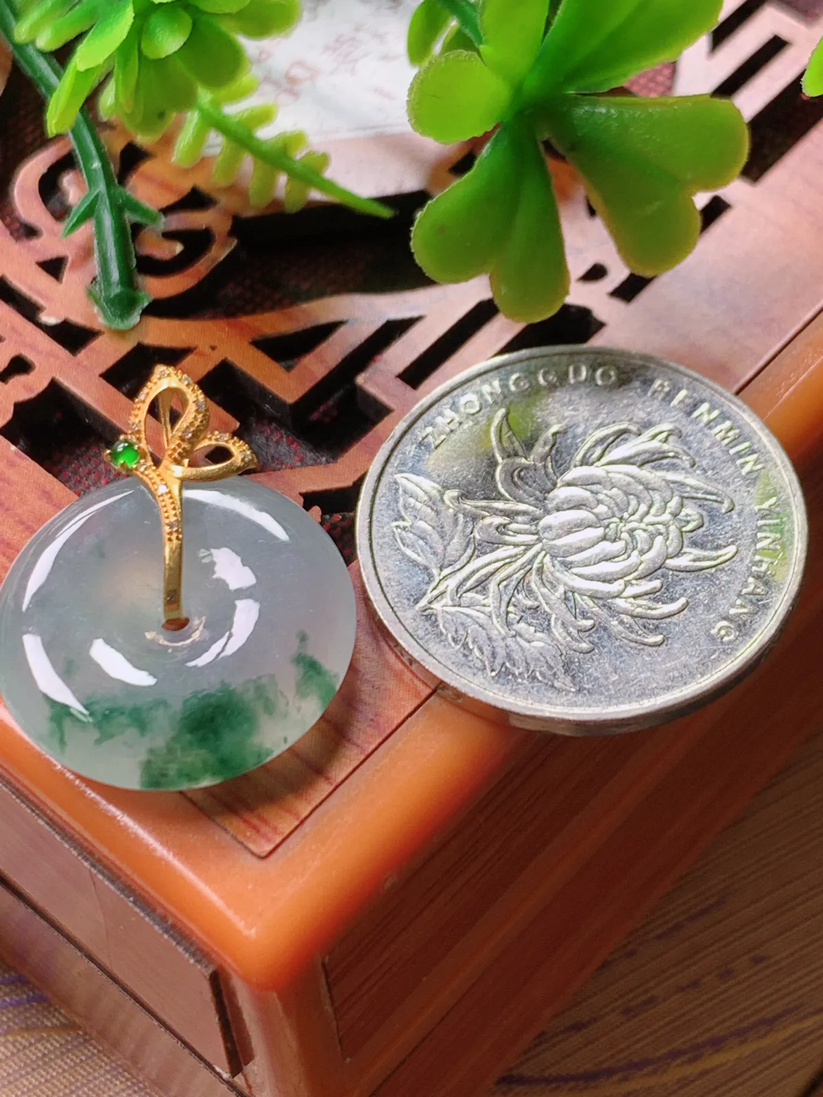 精品推荐，缅甸天然A货翡翠，18K金镶嵌冰种飘花平安扣吊坠，种水好，颜色鲜艳，玉质水润细腻，工艺精湛，佩戴效果更佳。