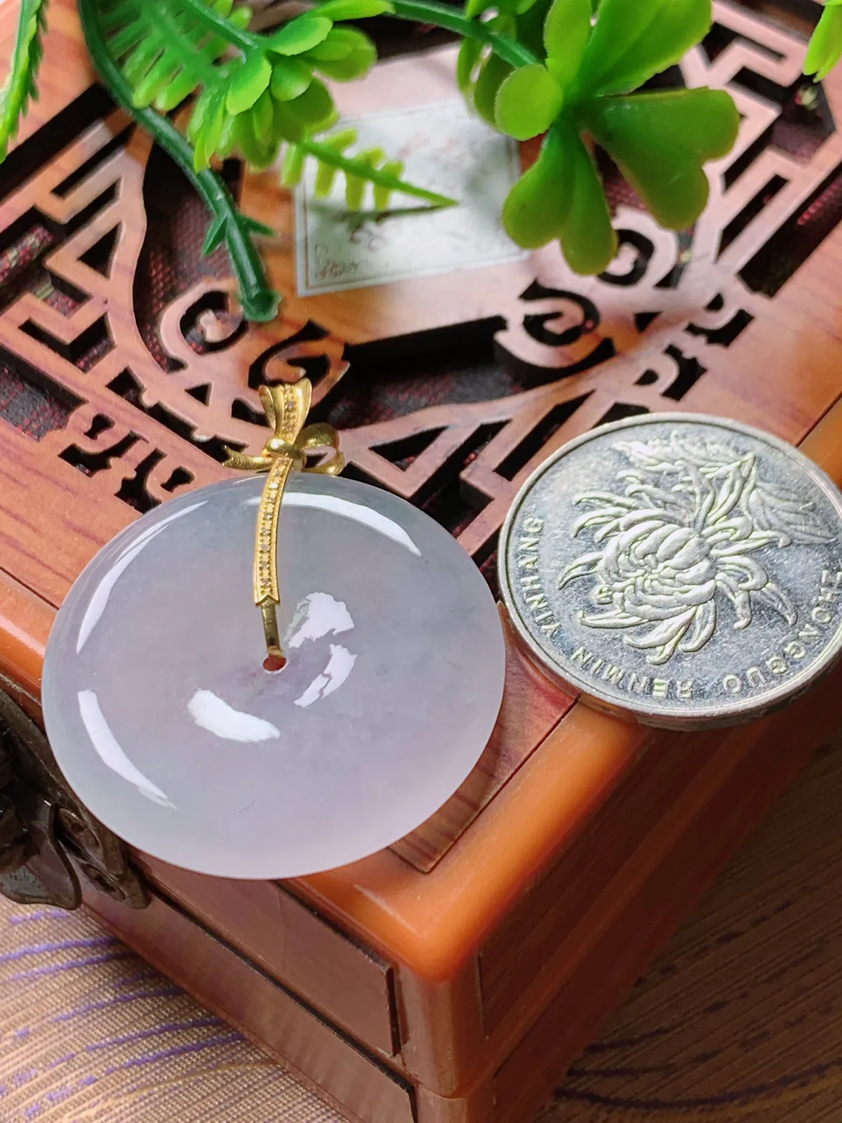 精品推荐，缅甸天然A货翡翠，18K金镶嵌冰种平安扣吊坠，种水好，颜色鲜艳，玉质水润细腻，工艺精湛，佩戴效果更佳。