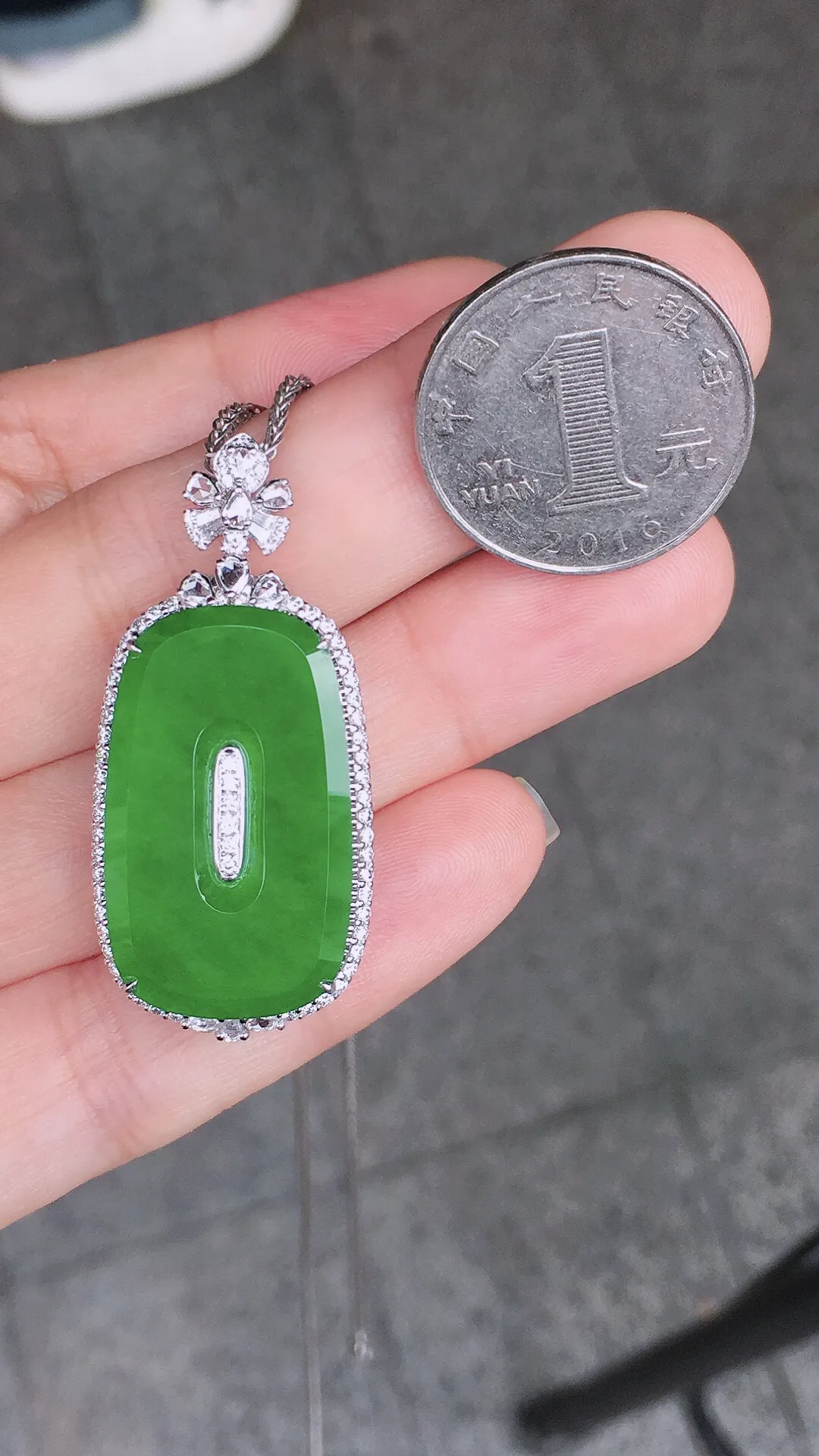 阳绿福贝吊坠，色泽均匀艳丽，玉质细腻，荧光感超
强，饱满水润，气质满满。18k
金豪华镶嵌