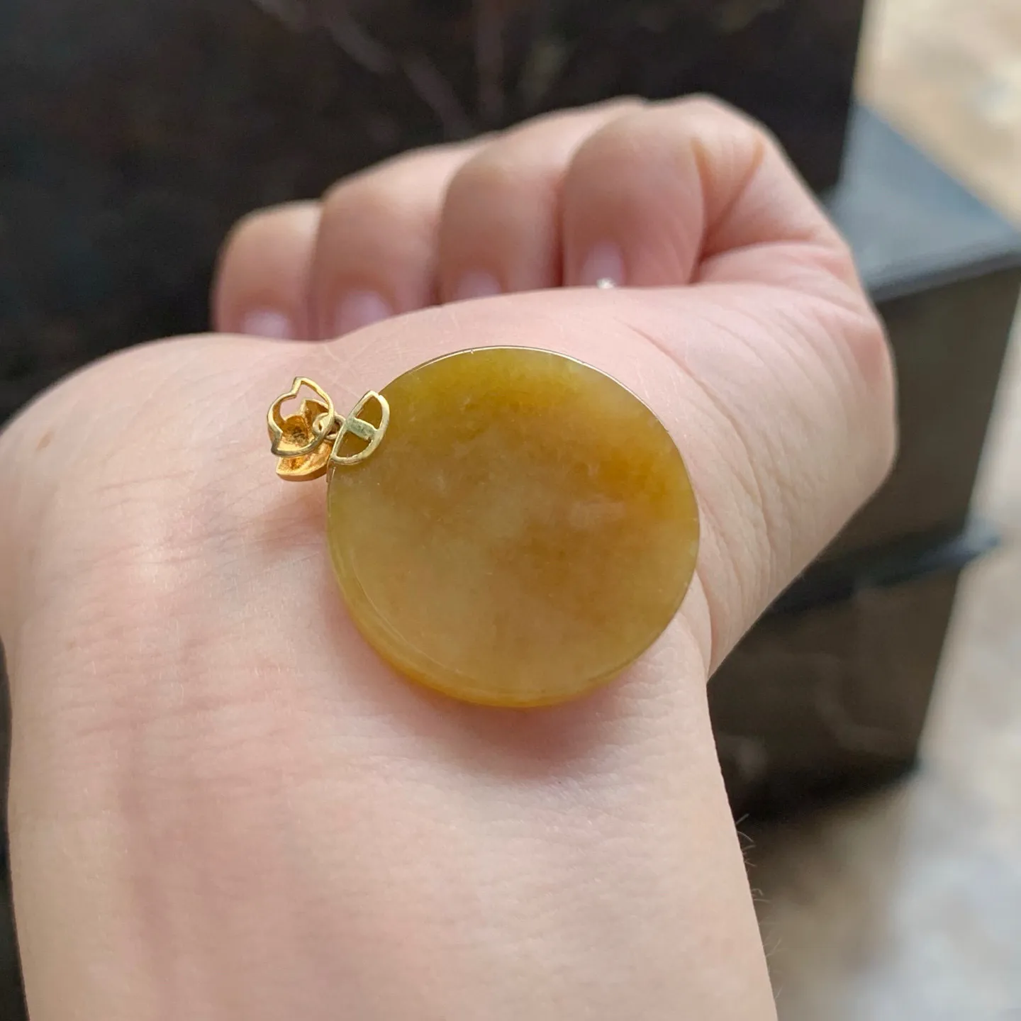 黄翡圆牌
金扣 独特